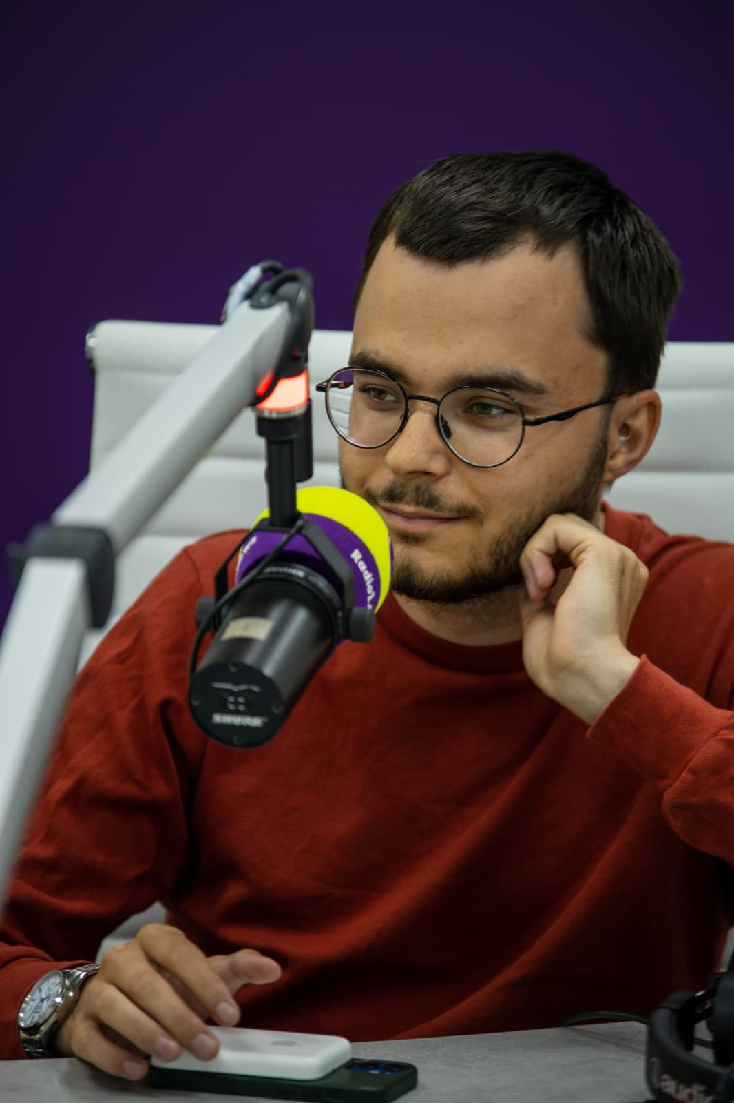 Иван Сурвилло в студии у микрофона