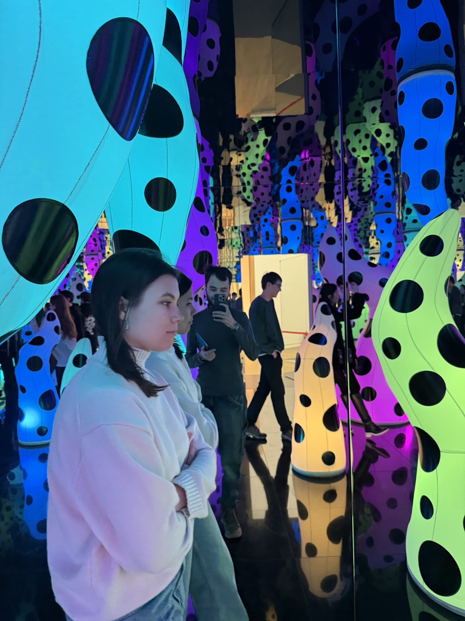 Яркая зеркальная инсталляция в Almaty Museum of Arts