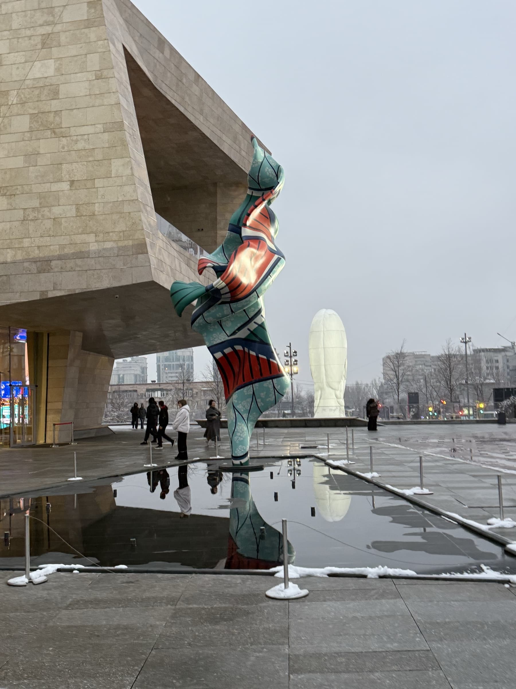 Вход в Almaty Museum of Arts с уличной скульптурой