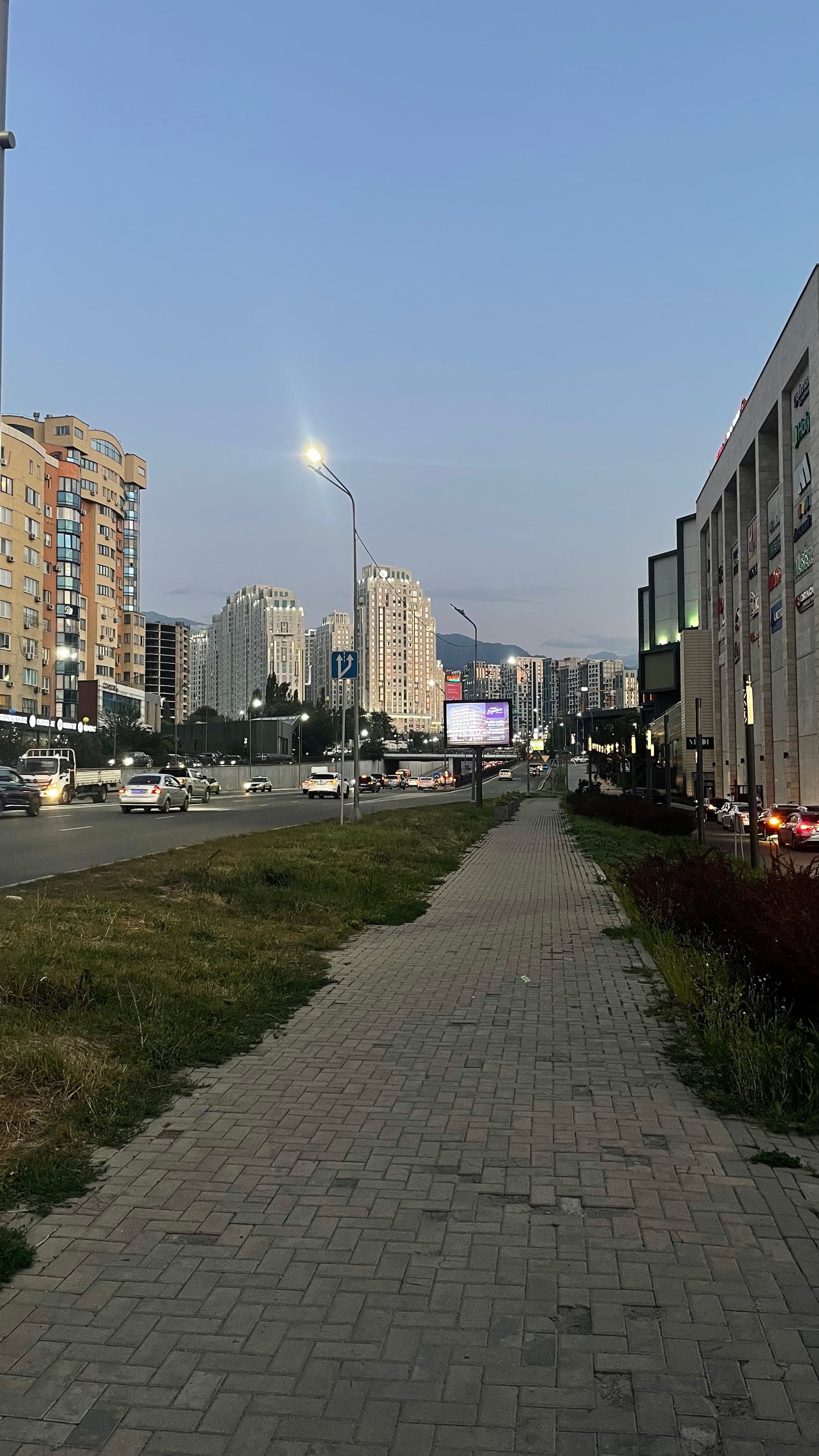 Летняя улица Алматы вечером