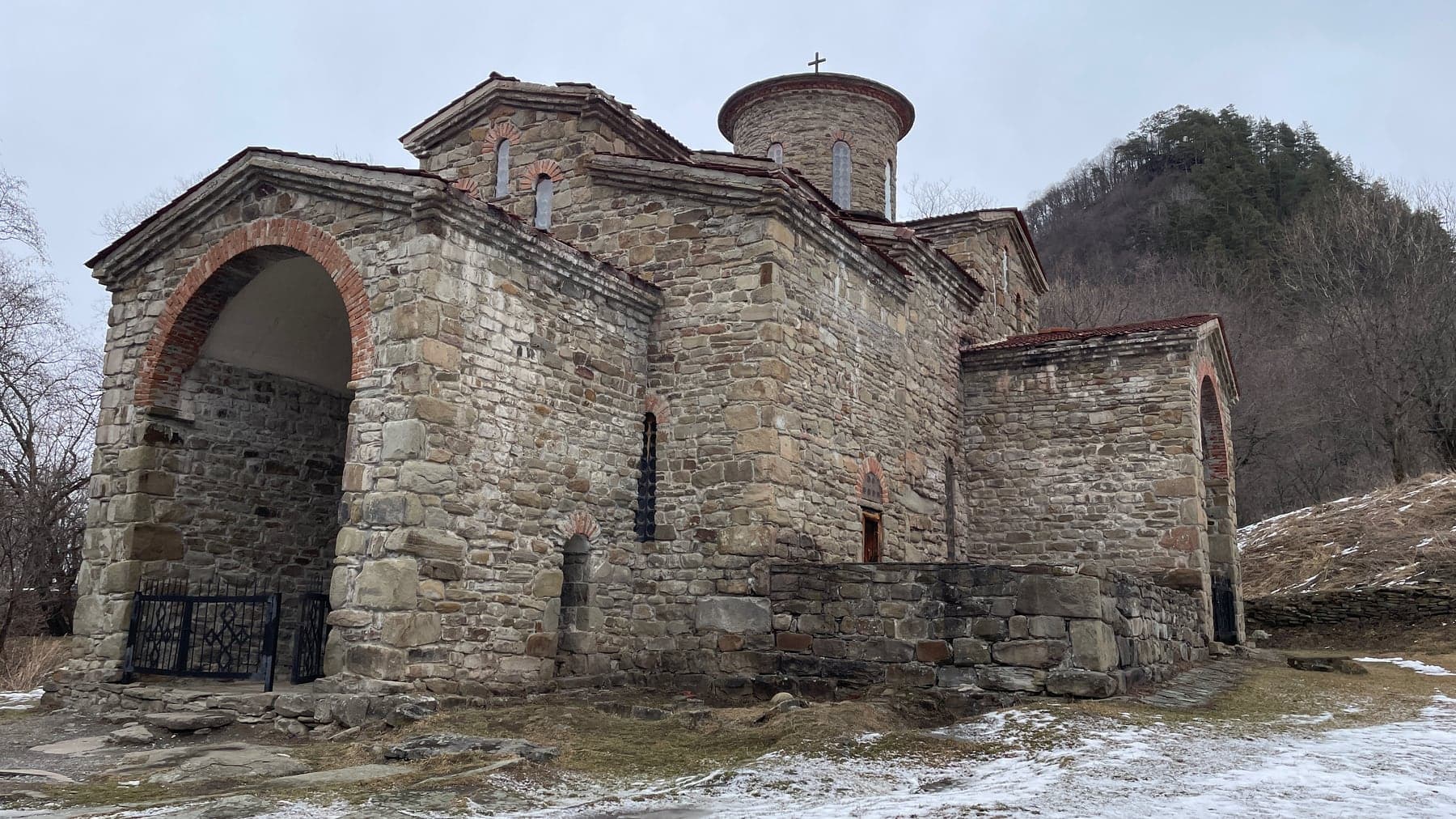 Стена древнего храма в Архызе