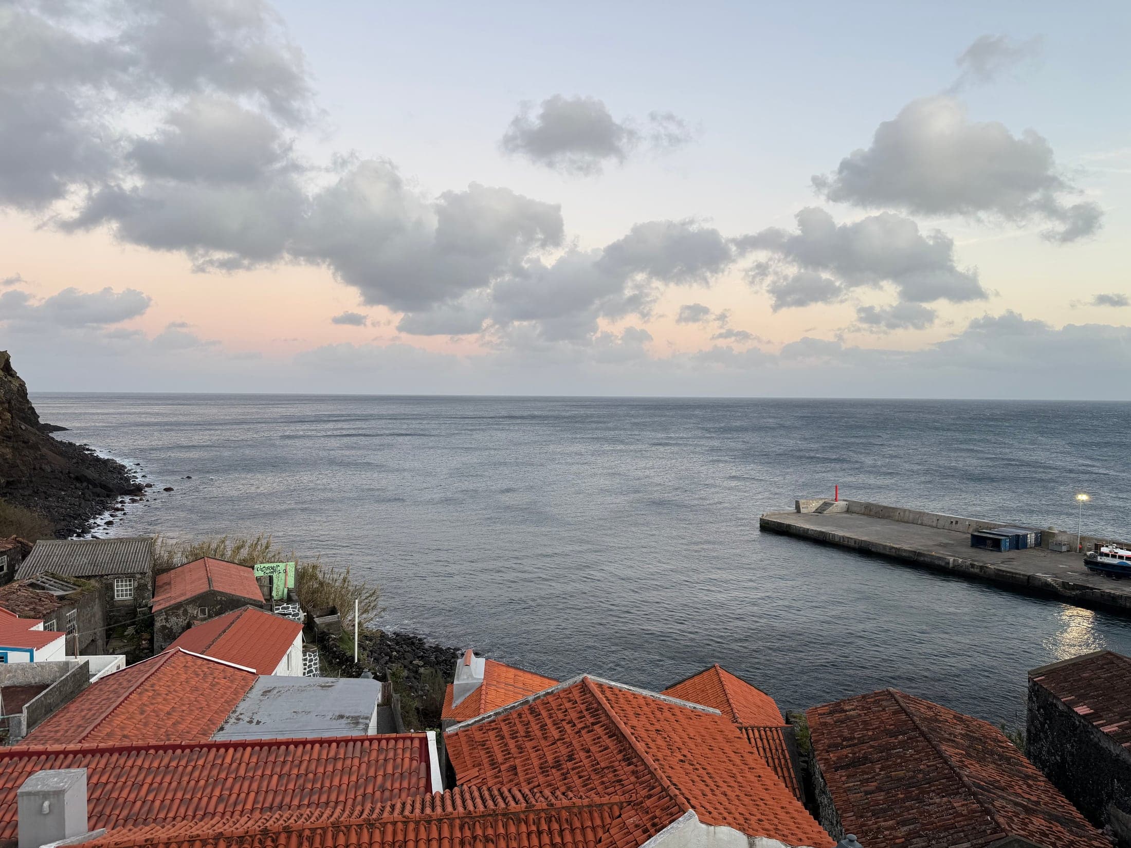 Вечерняя гавань Корву с красными крышами