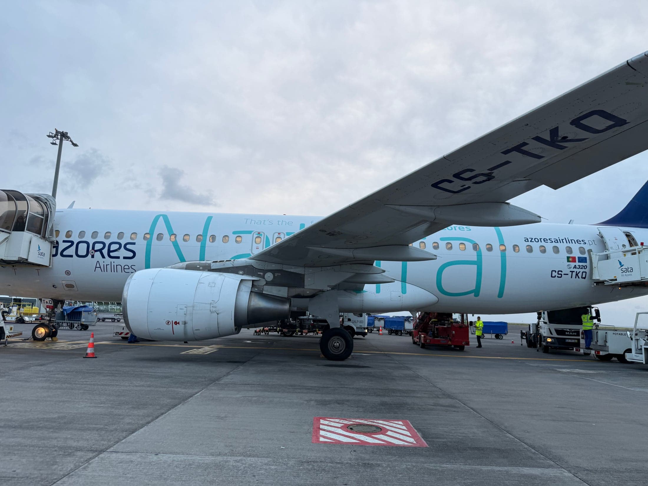 Самолёт Azores Airlines у перрона на Сан-Мигеле