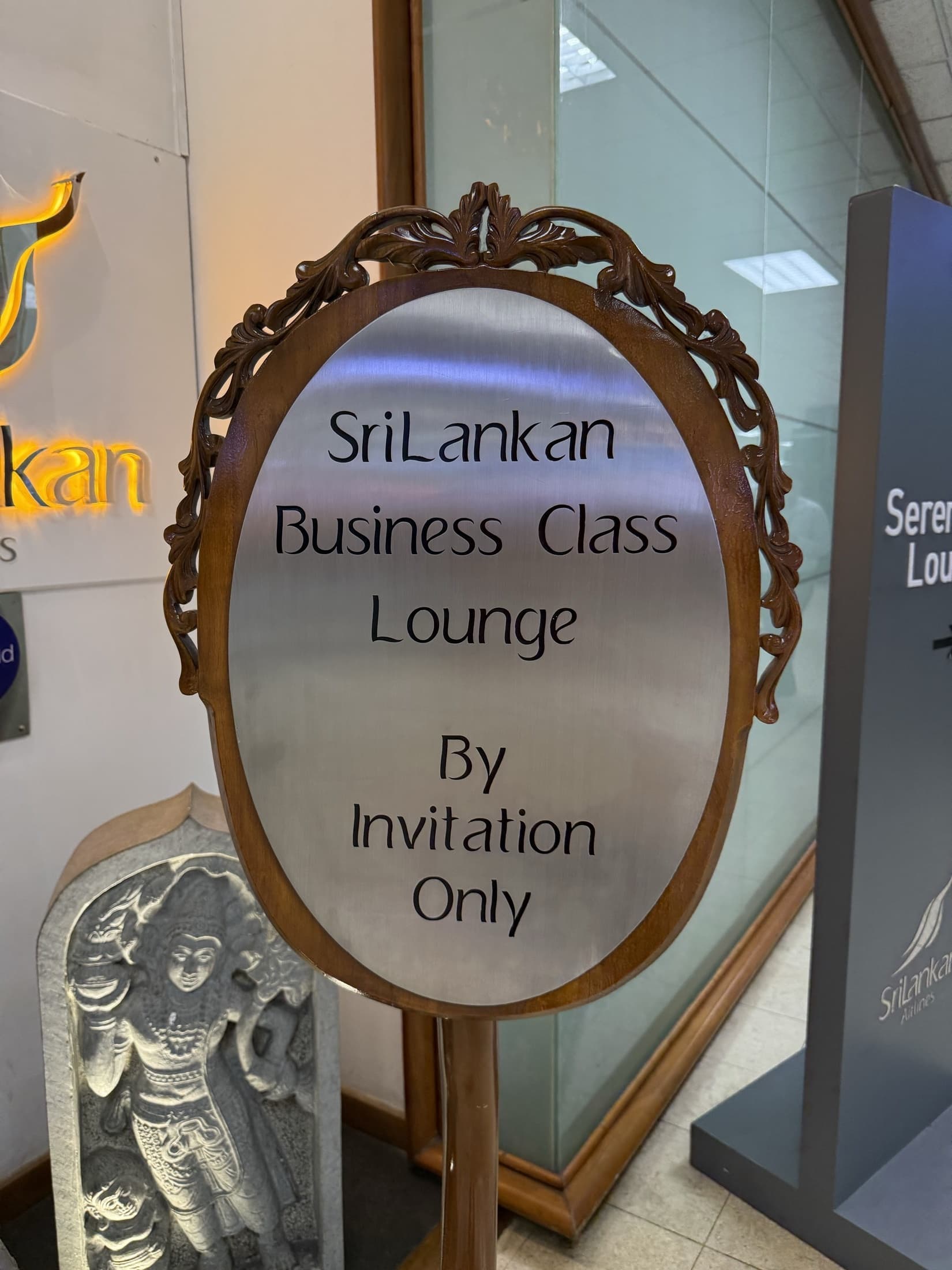 Указатель business class lounge в аэропорту