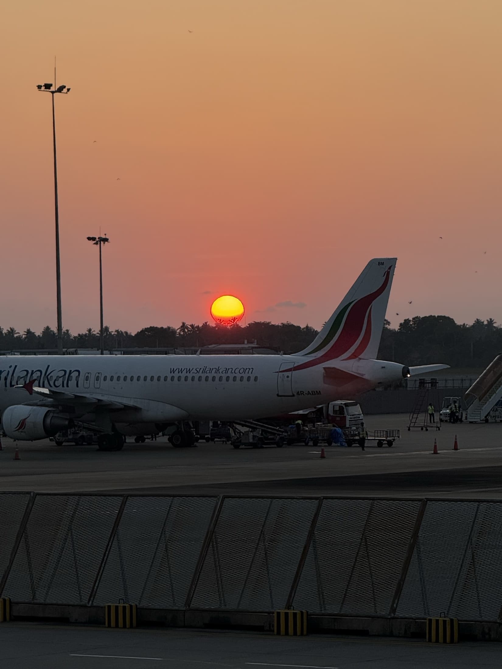 Самолёт SriLankan Airlines на фоне закатного солнца