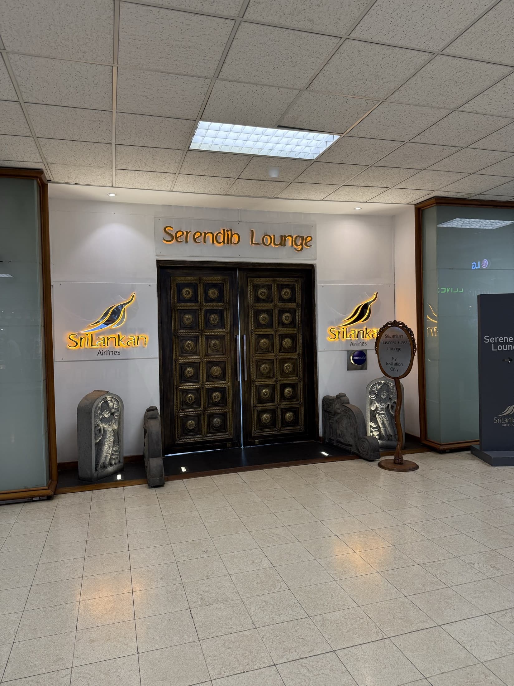 Вход в Serendib Lounge в аэропорту Коломбо
