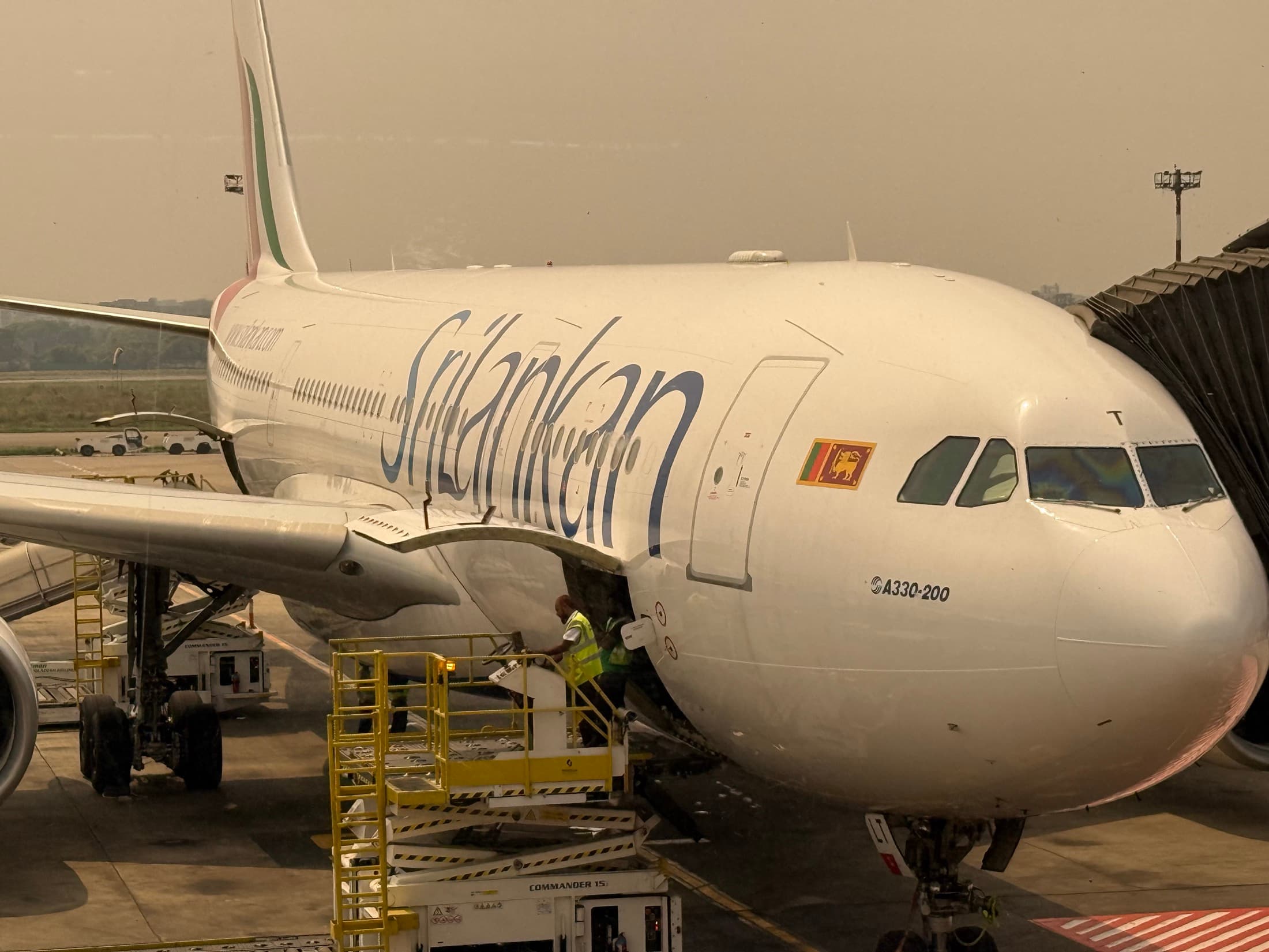 Самолёт SriLankan Airlines у гейта