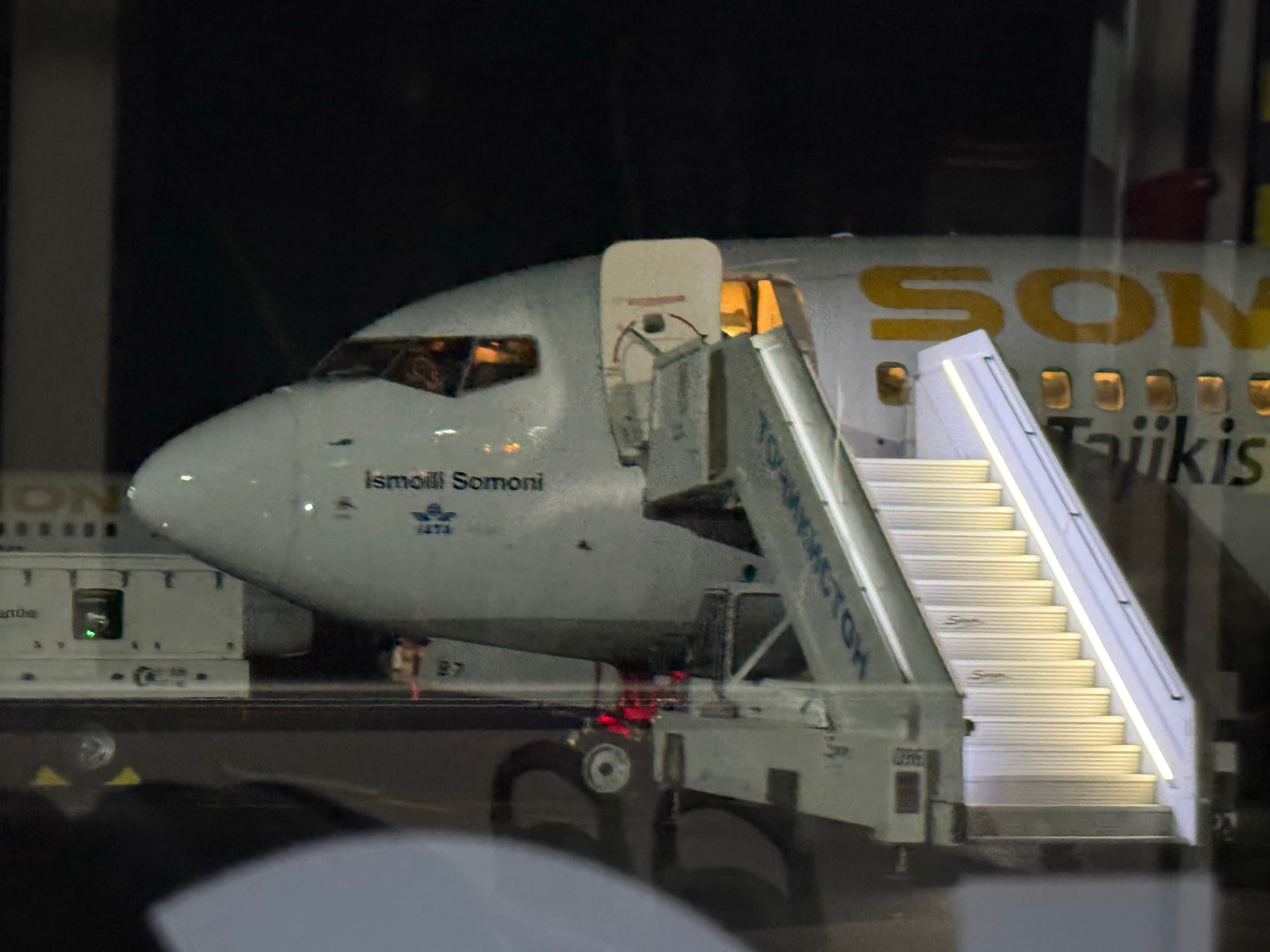 Самолёт Somon Air у трапа ночью
