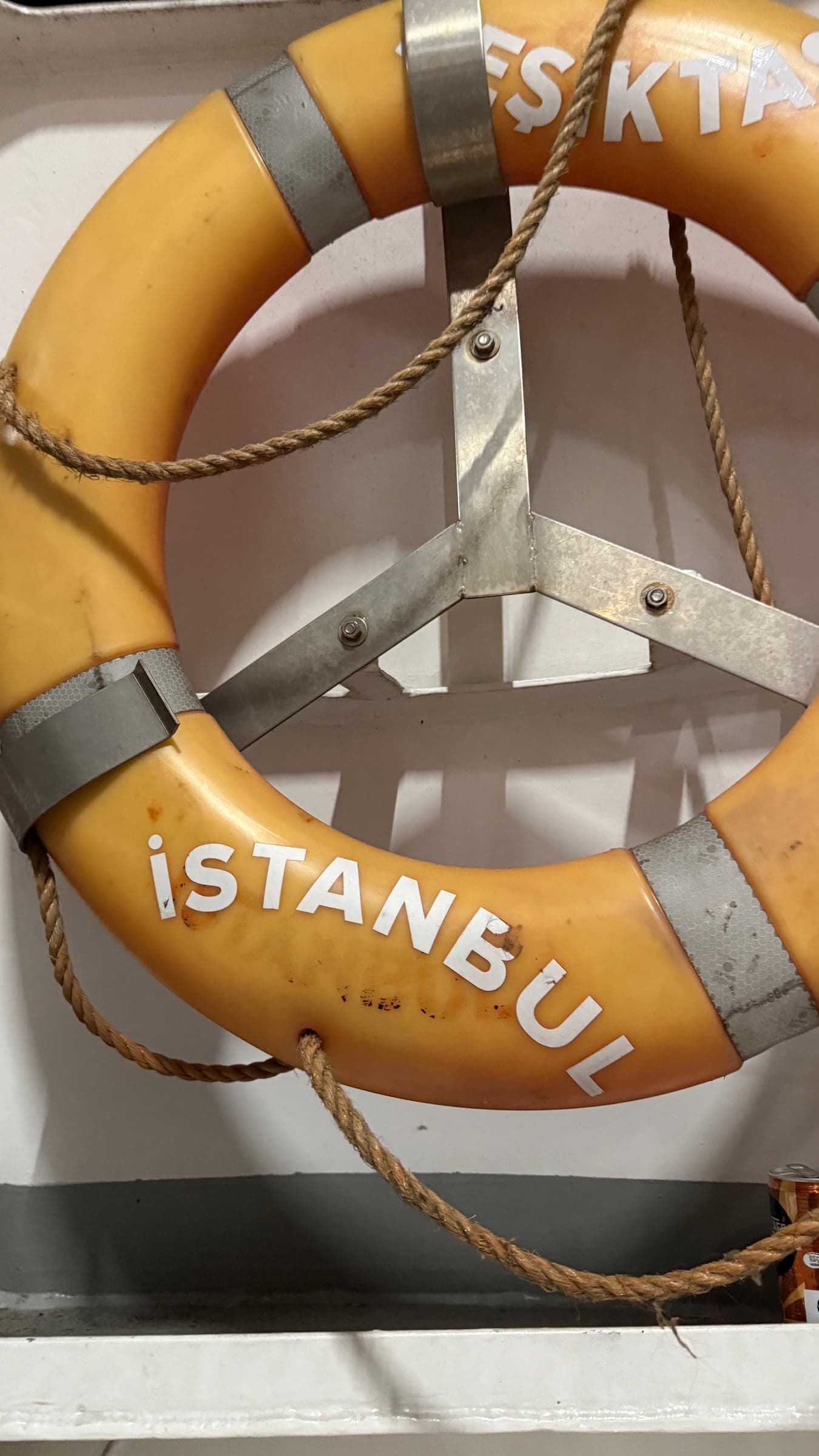 Спасательный круг с надписью Istanbul