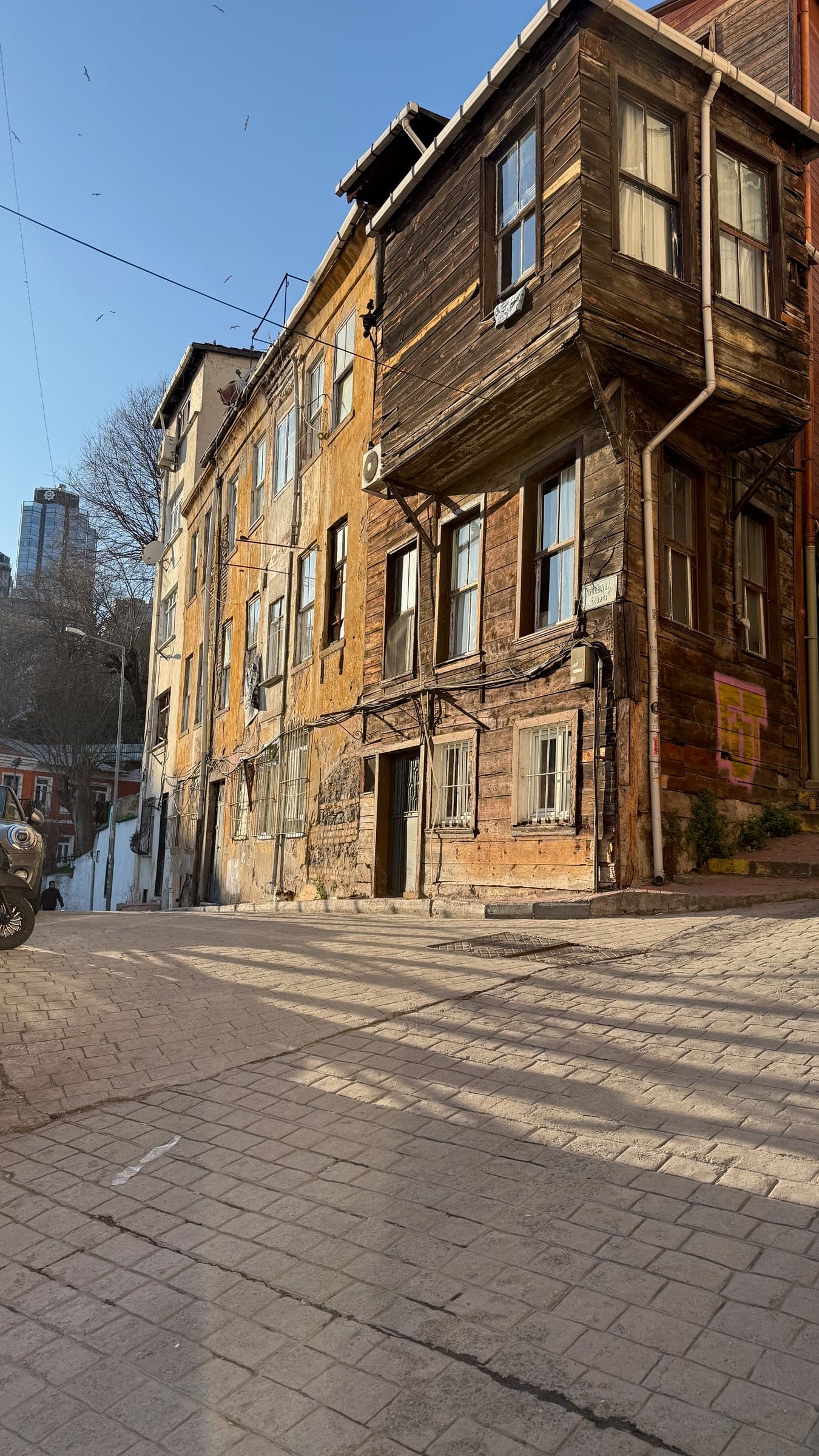 Деревянный дом на улице Стамбула