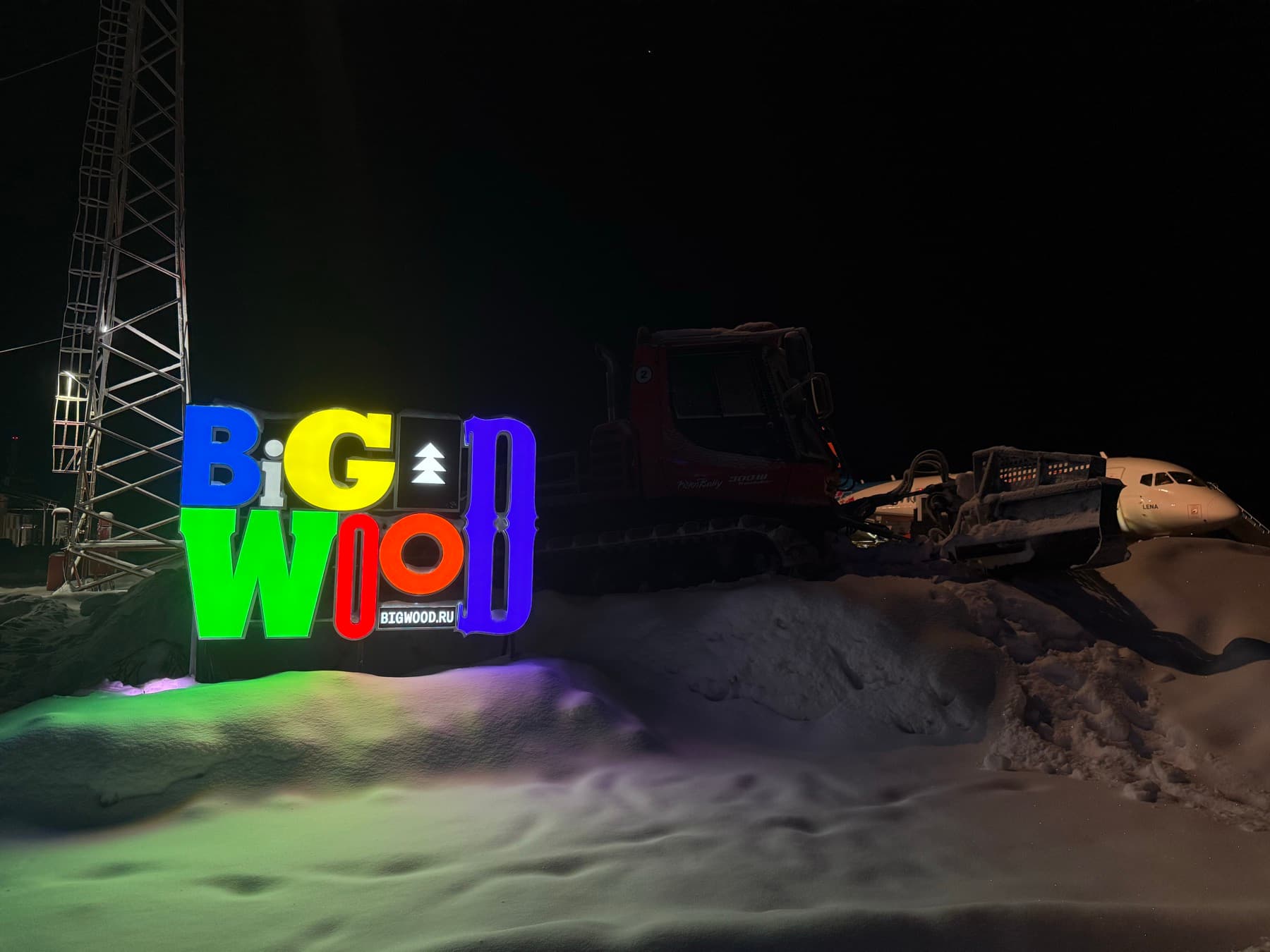 Вывеска BigWood ночью в снегу