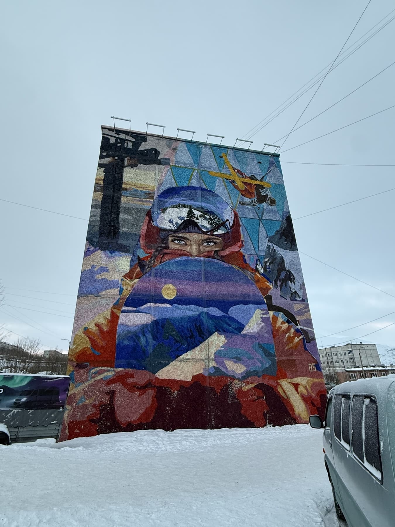 Яркое граффити на доме в Кировске