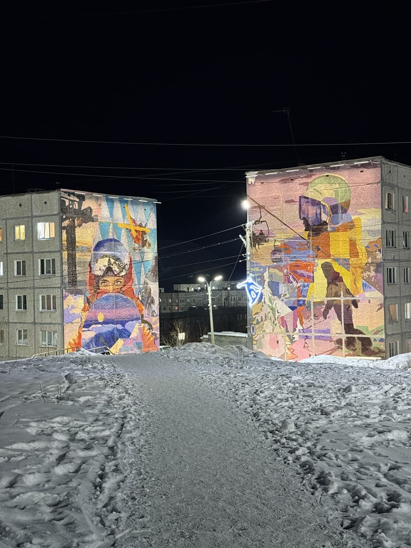 Граффити на доме ночью в Кировске