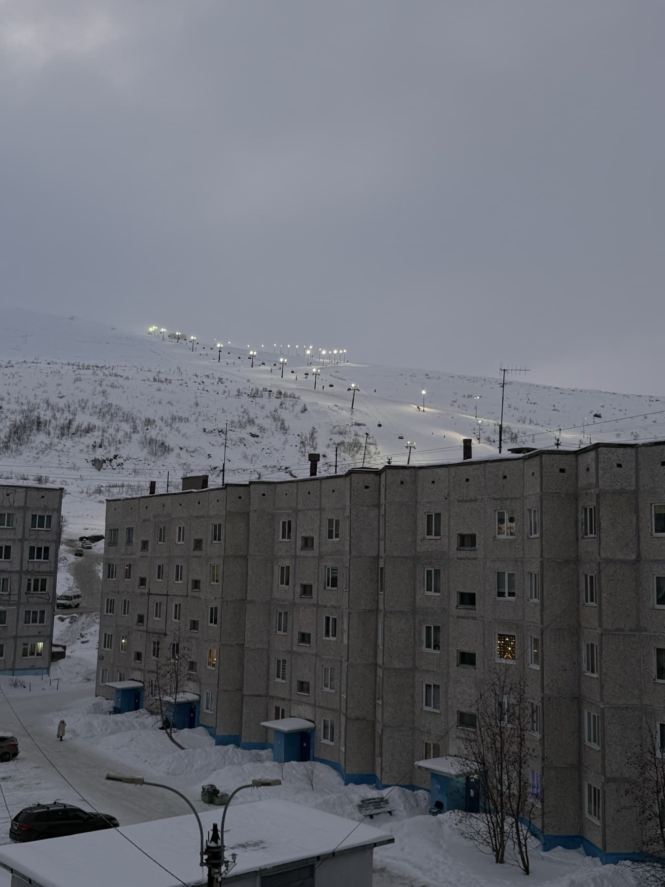 Снежный город у гор в Кировске