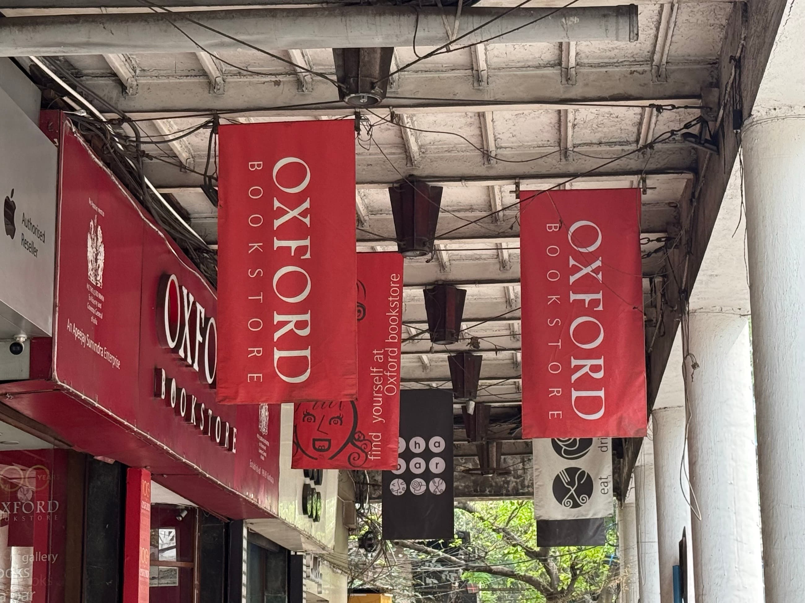 Вывеска Oxford Bookstore в Калькутте