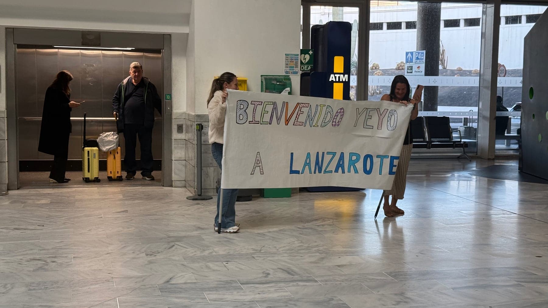 Встречающий с табличкой Lanzarote в аэропорту