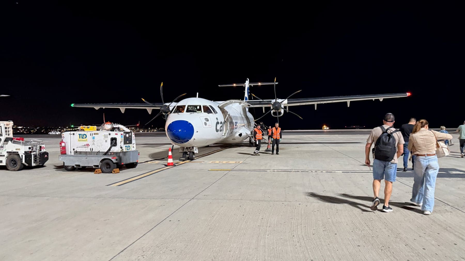 Самолёт Canaryfly ночью на перроне Лансароте