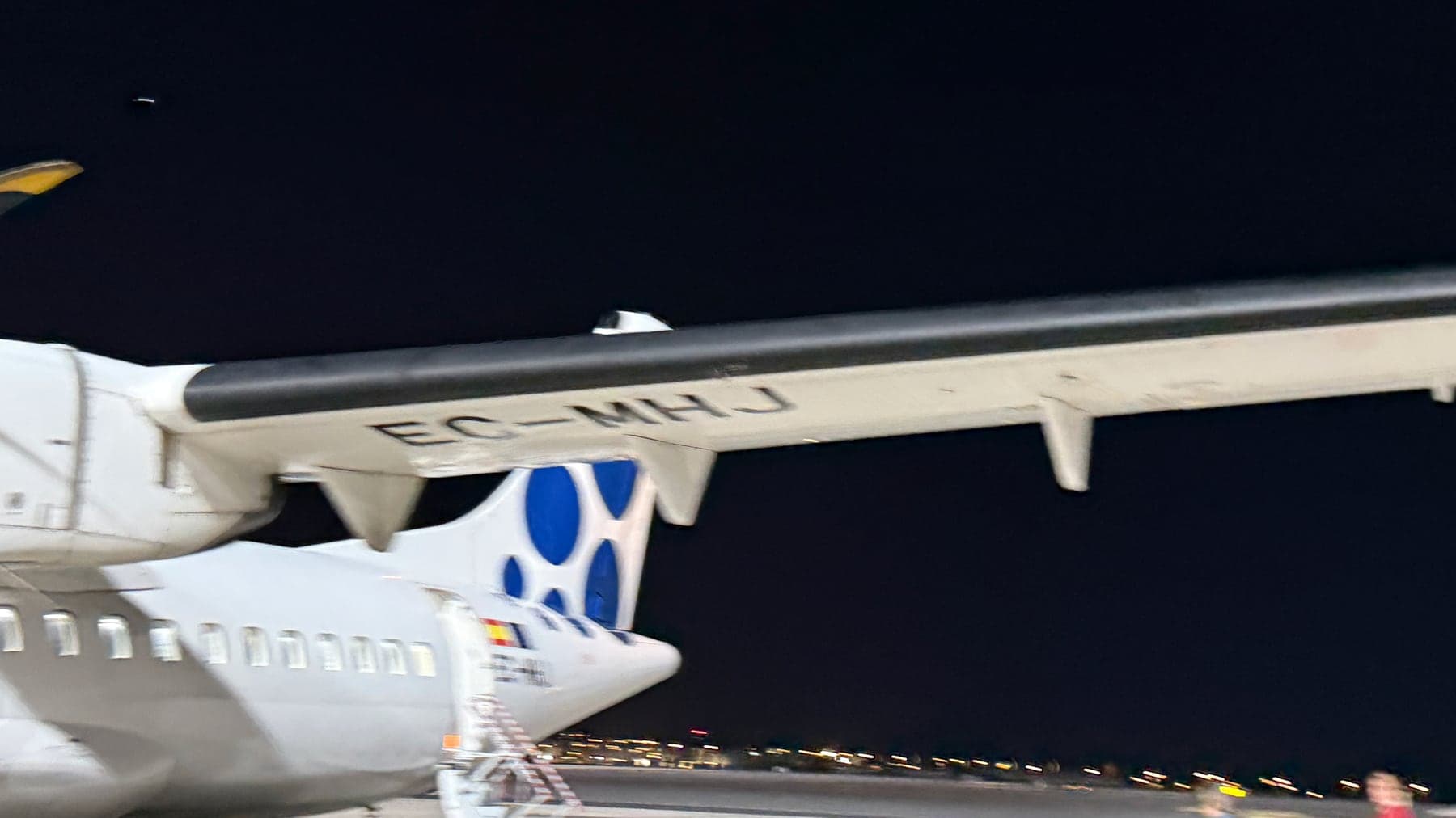 Крыло самолёта Canaryfly ночью