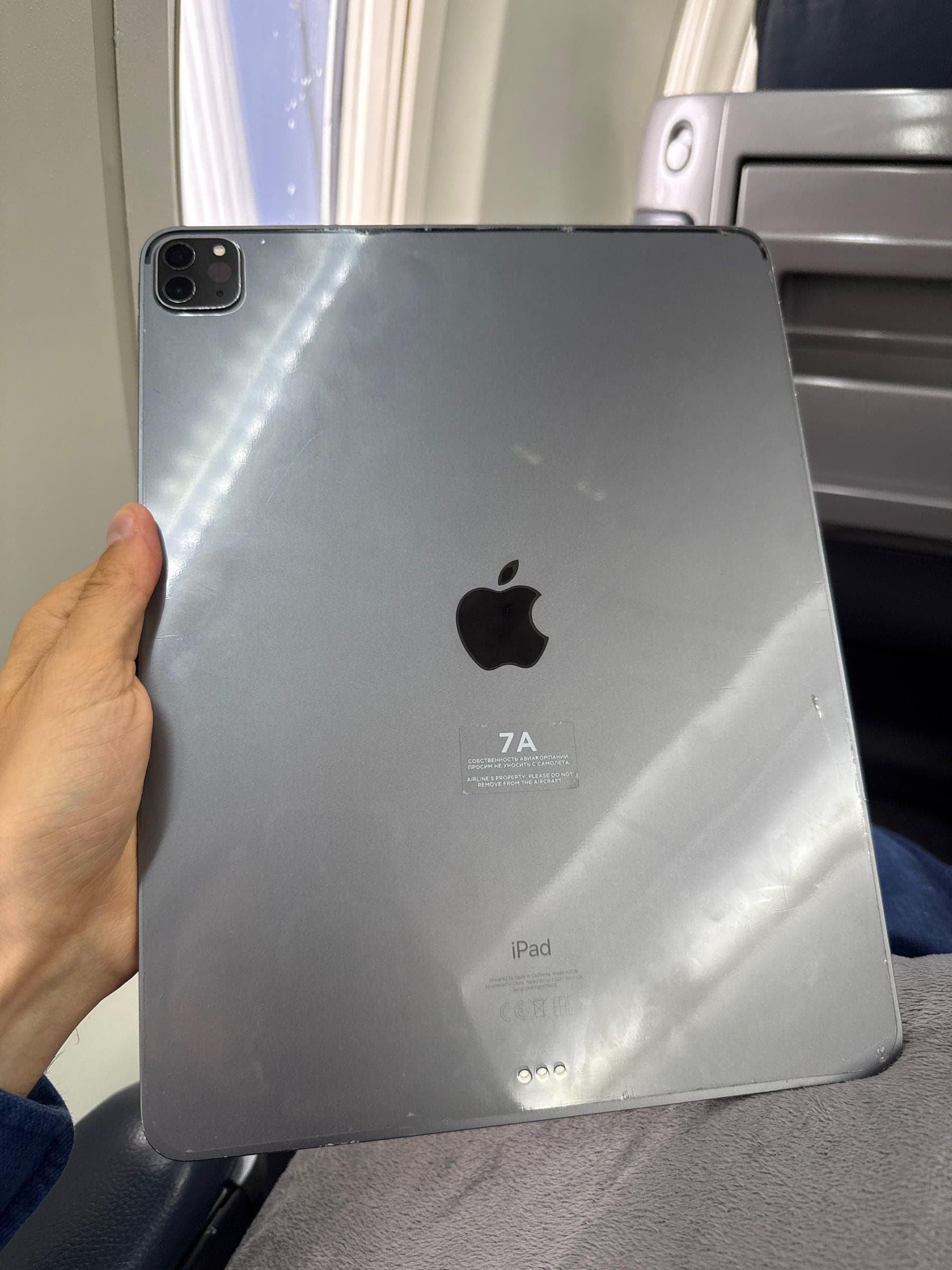 iPad с логотипом Apple на борту