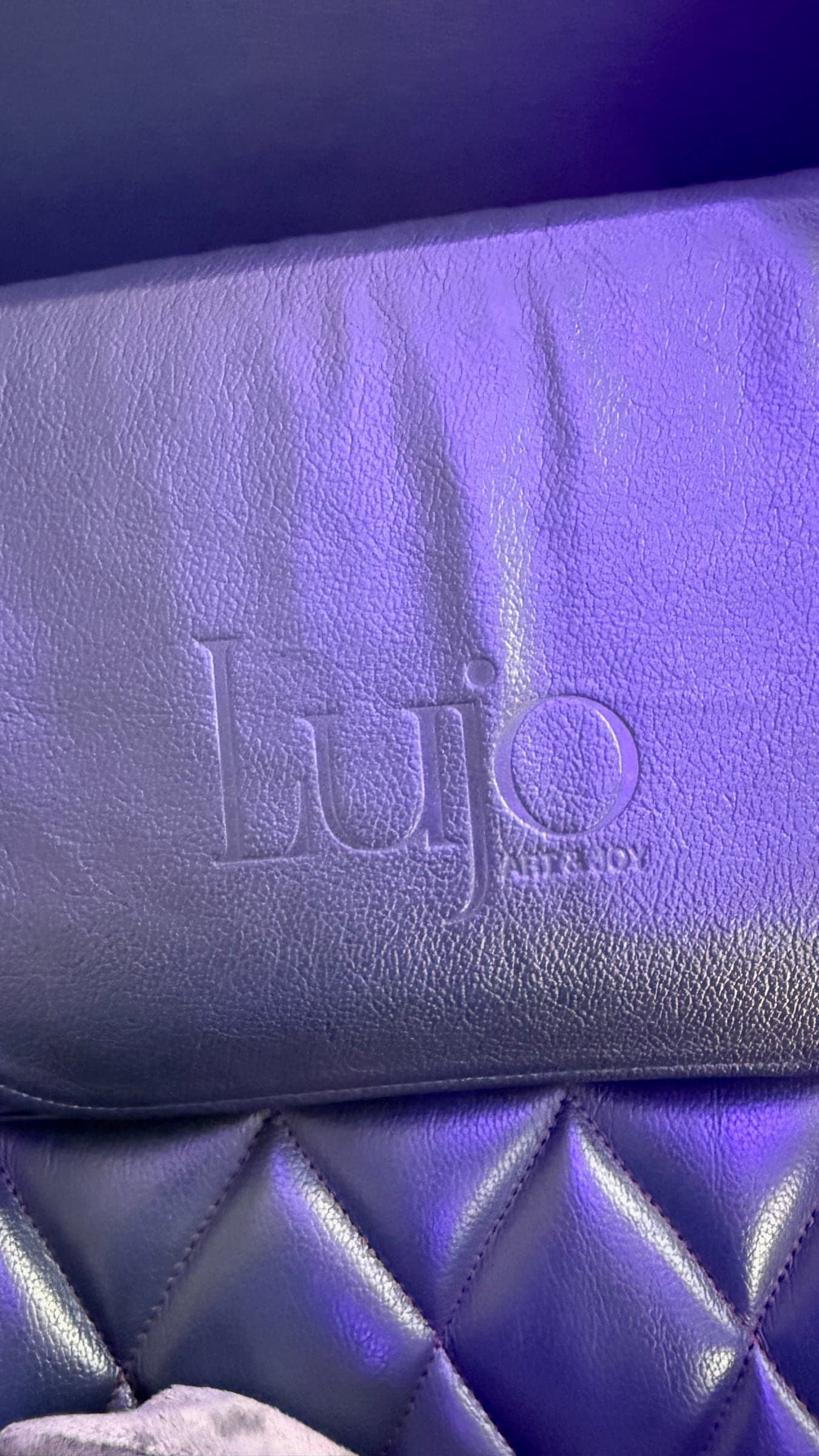 Подушка Lujo в кресле самолёта