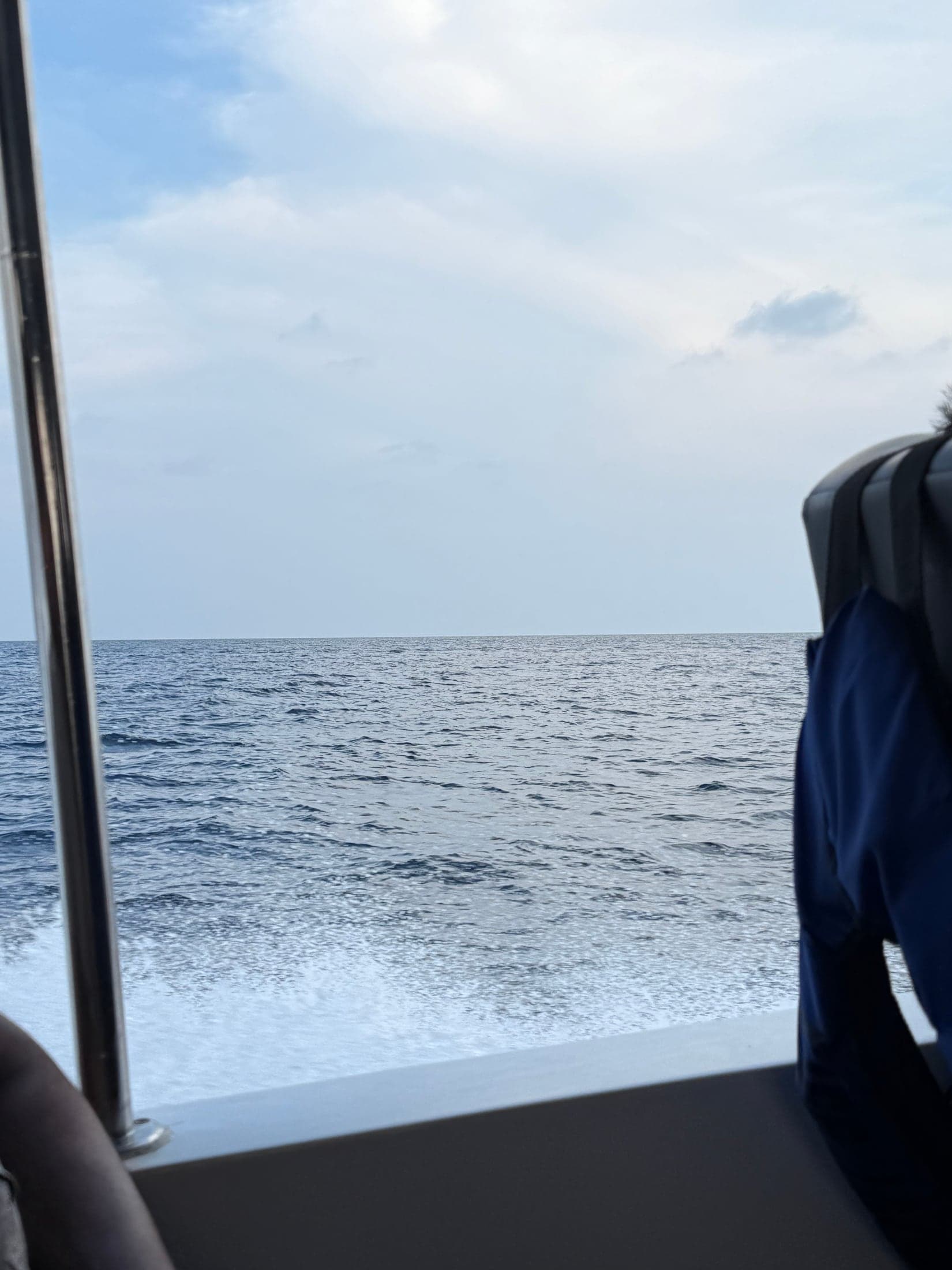 Море из окна лодки по дороге на остров