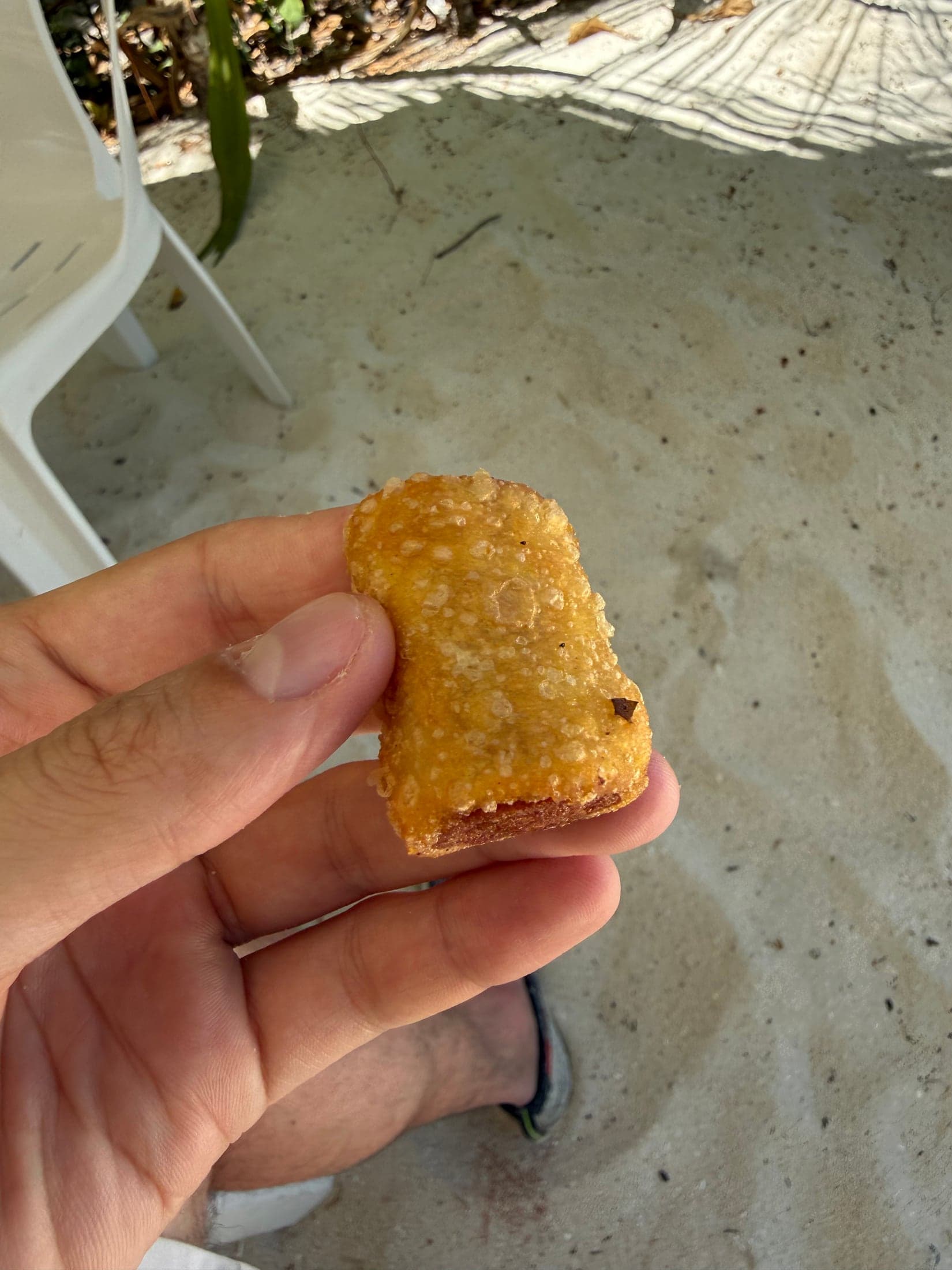 Кусок пирога в руке на острове