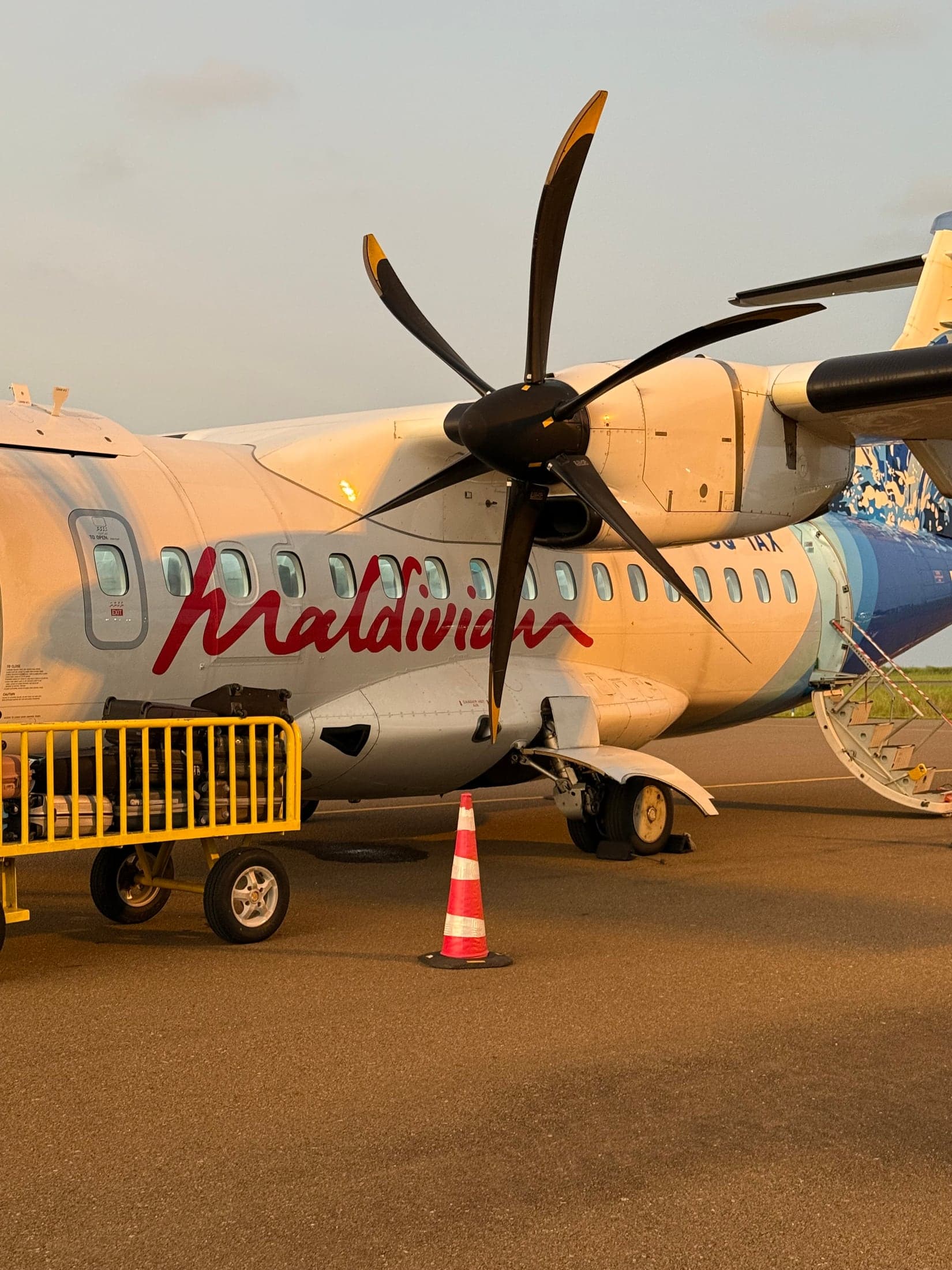 Самолёт Maldivian на рассветном перроне