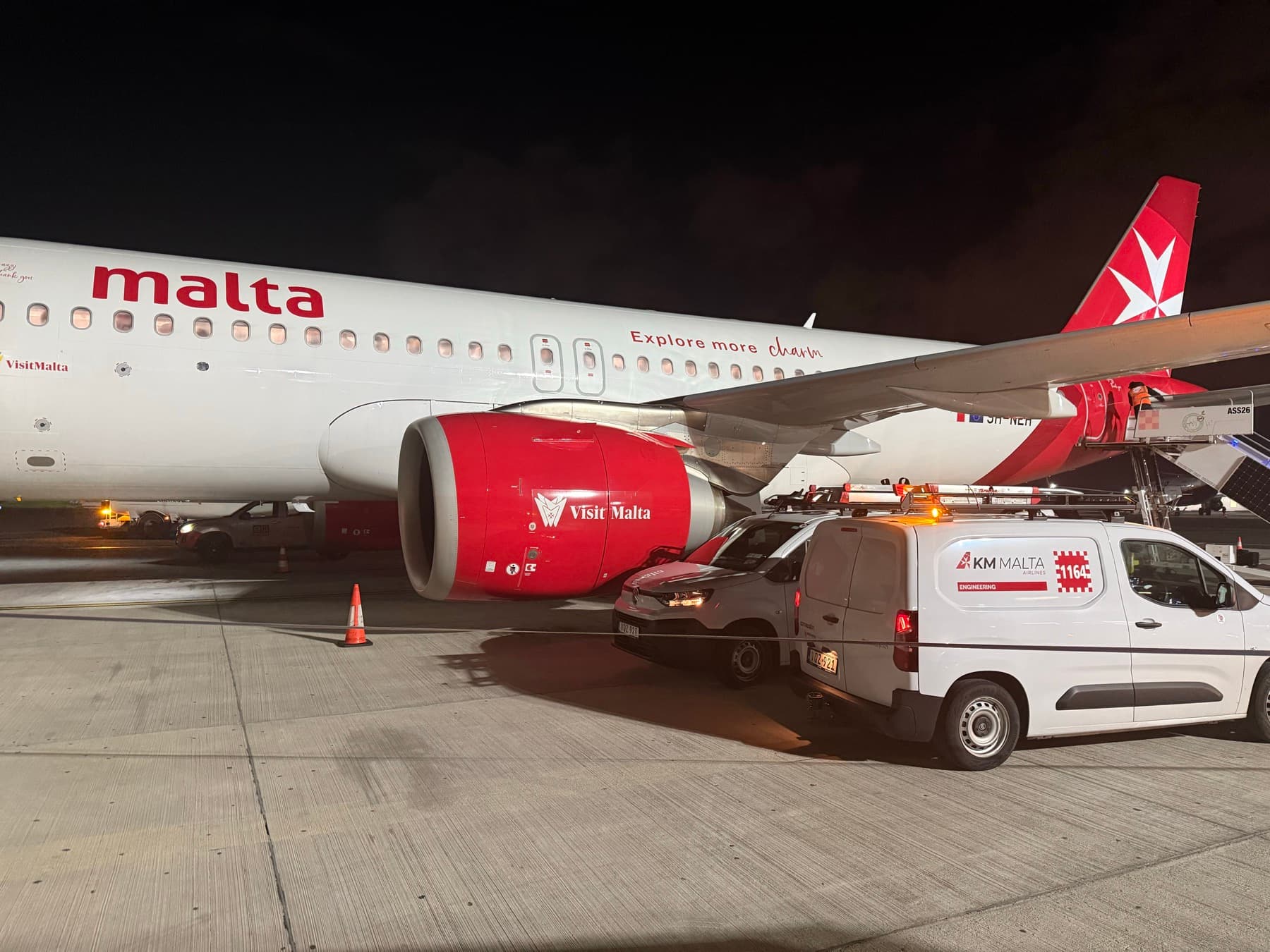 Самолёт Malta Air у трапа в аэропорту Мальты