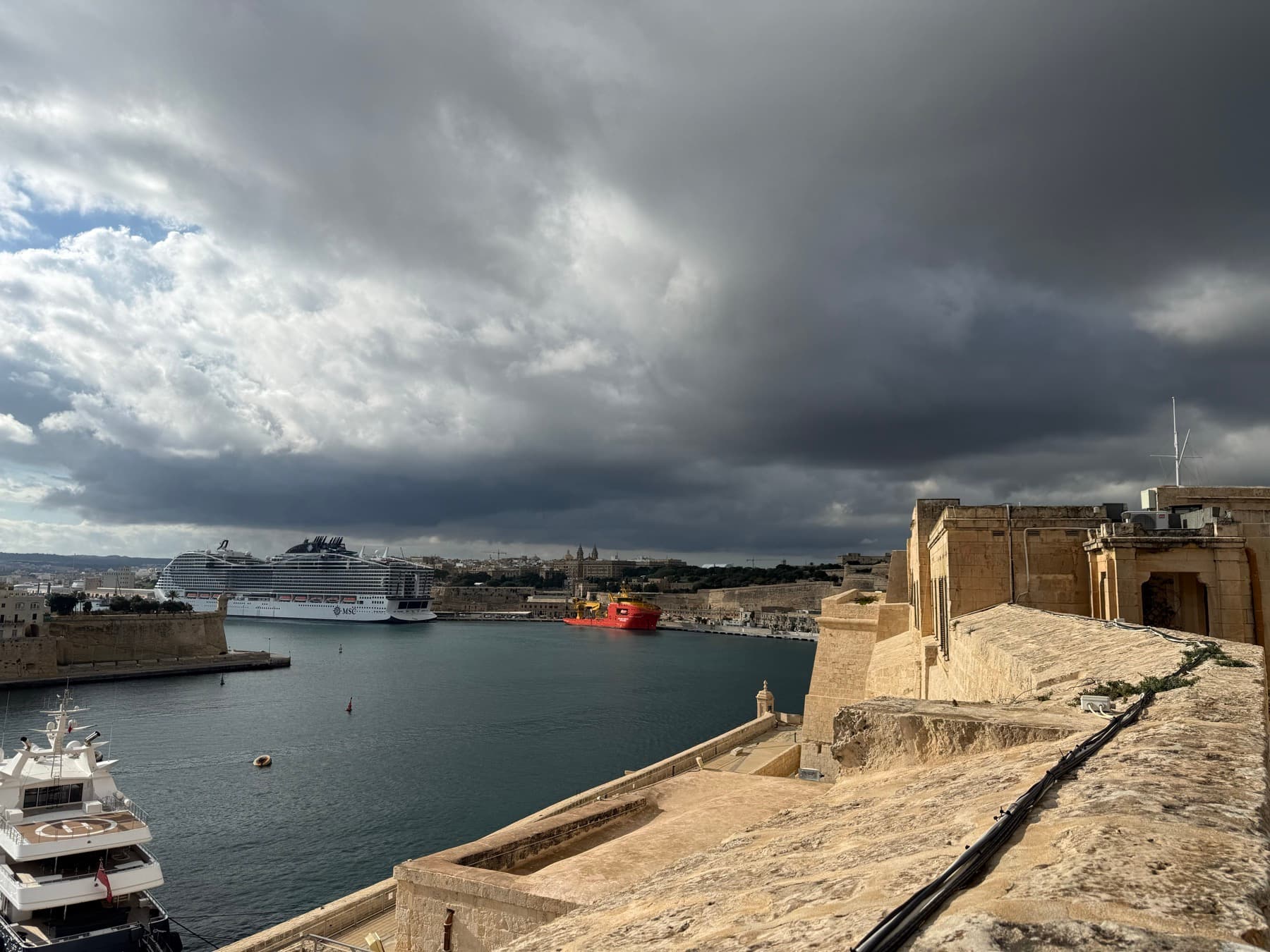 Море и город с крепостной стены на Мальте