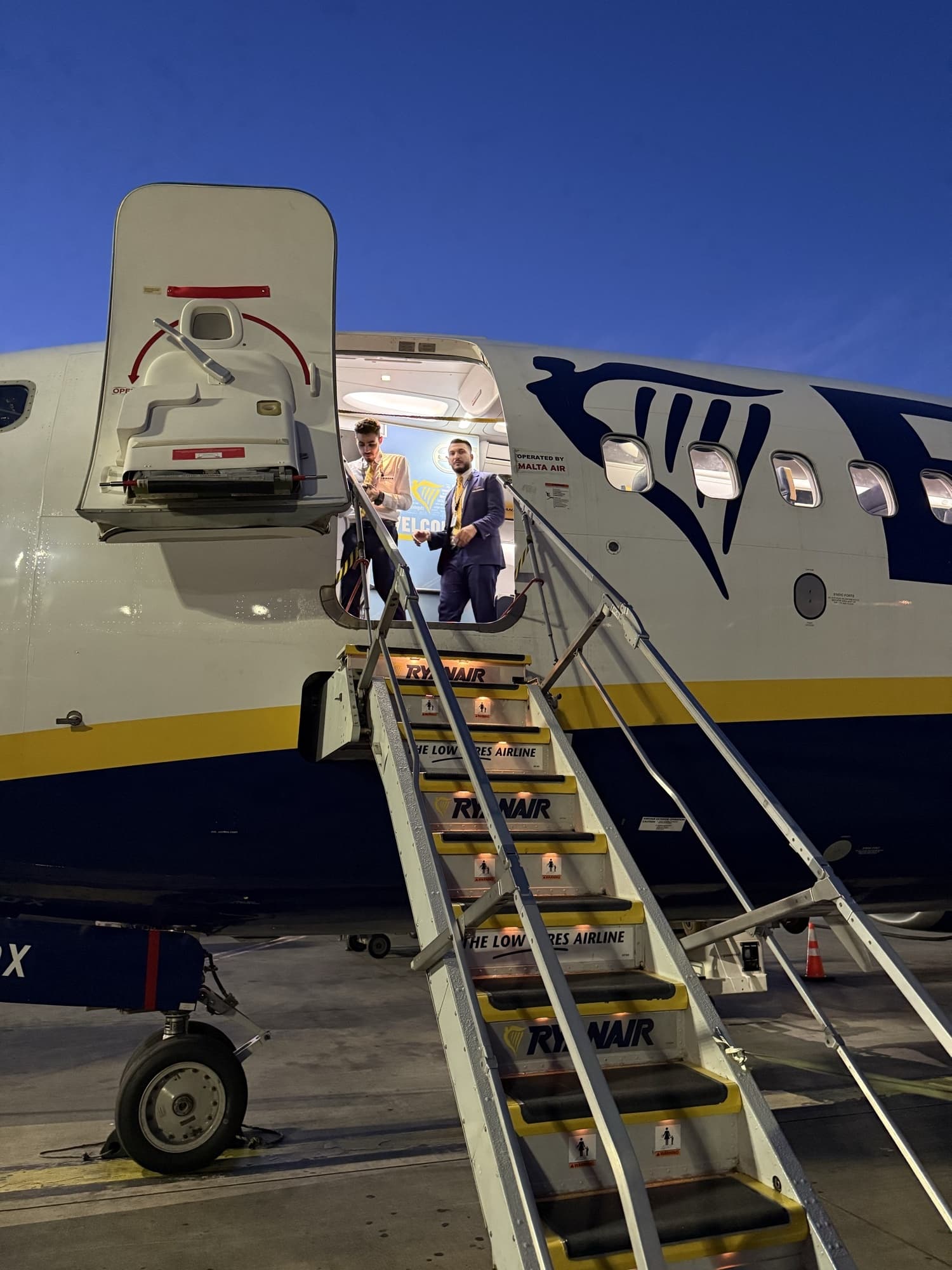 Трап Ryanair на закате