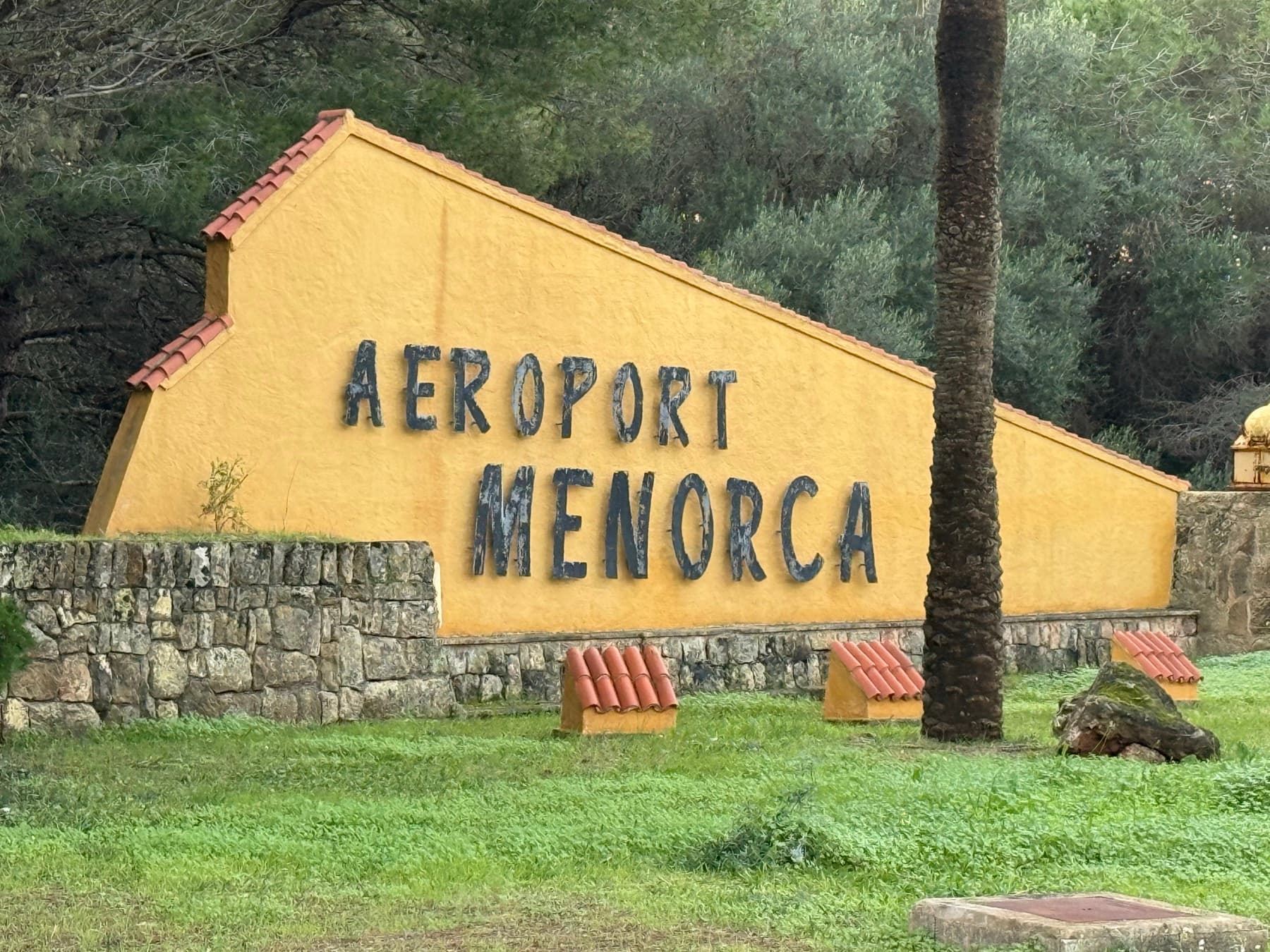 Знак аэропорта Менорки у дороги