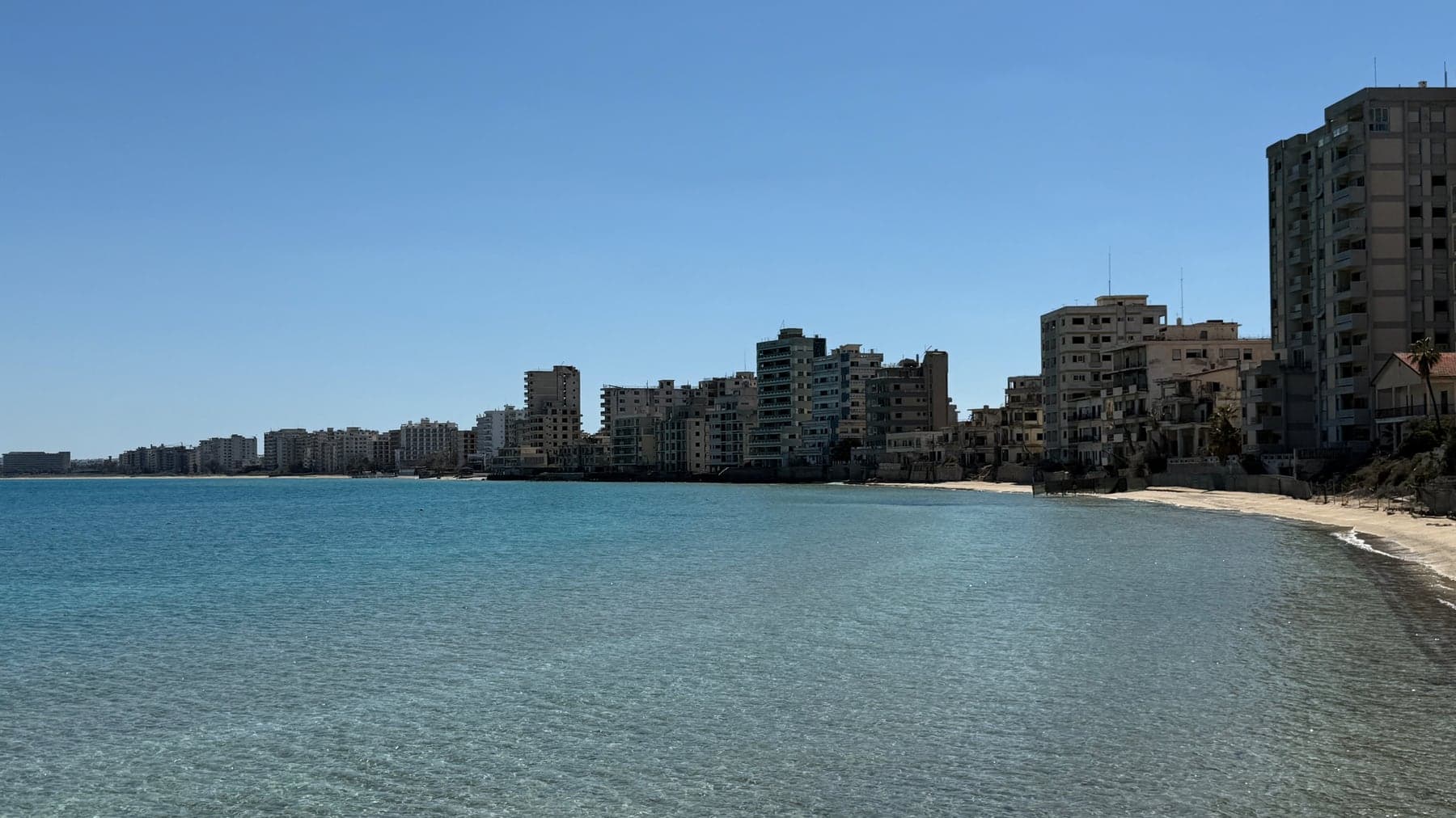 Море и высотные здания Вароши