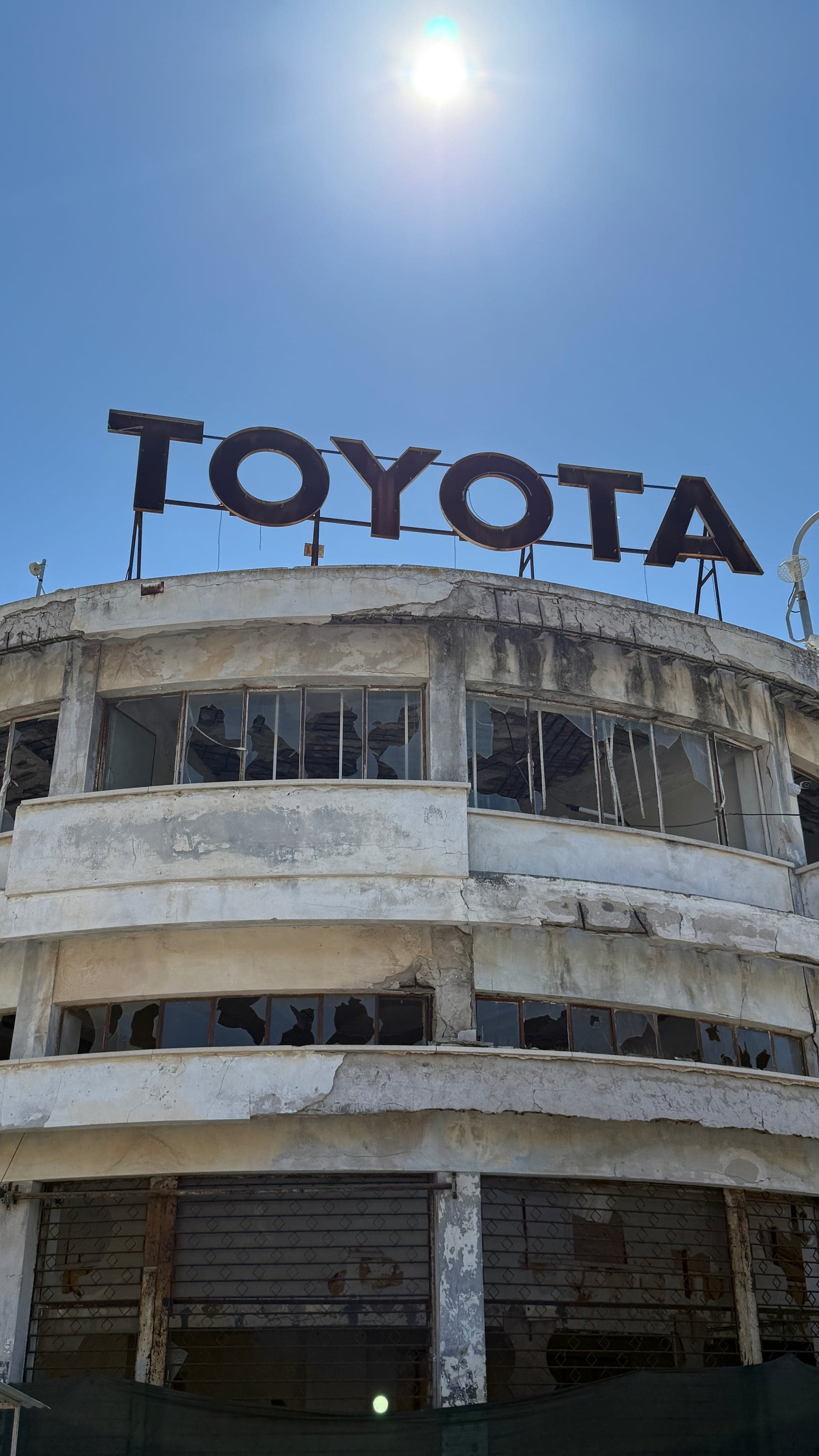 Старая вывеска Toyota в Вароше