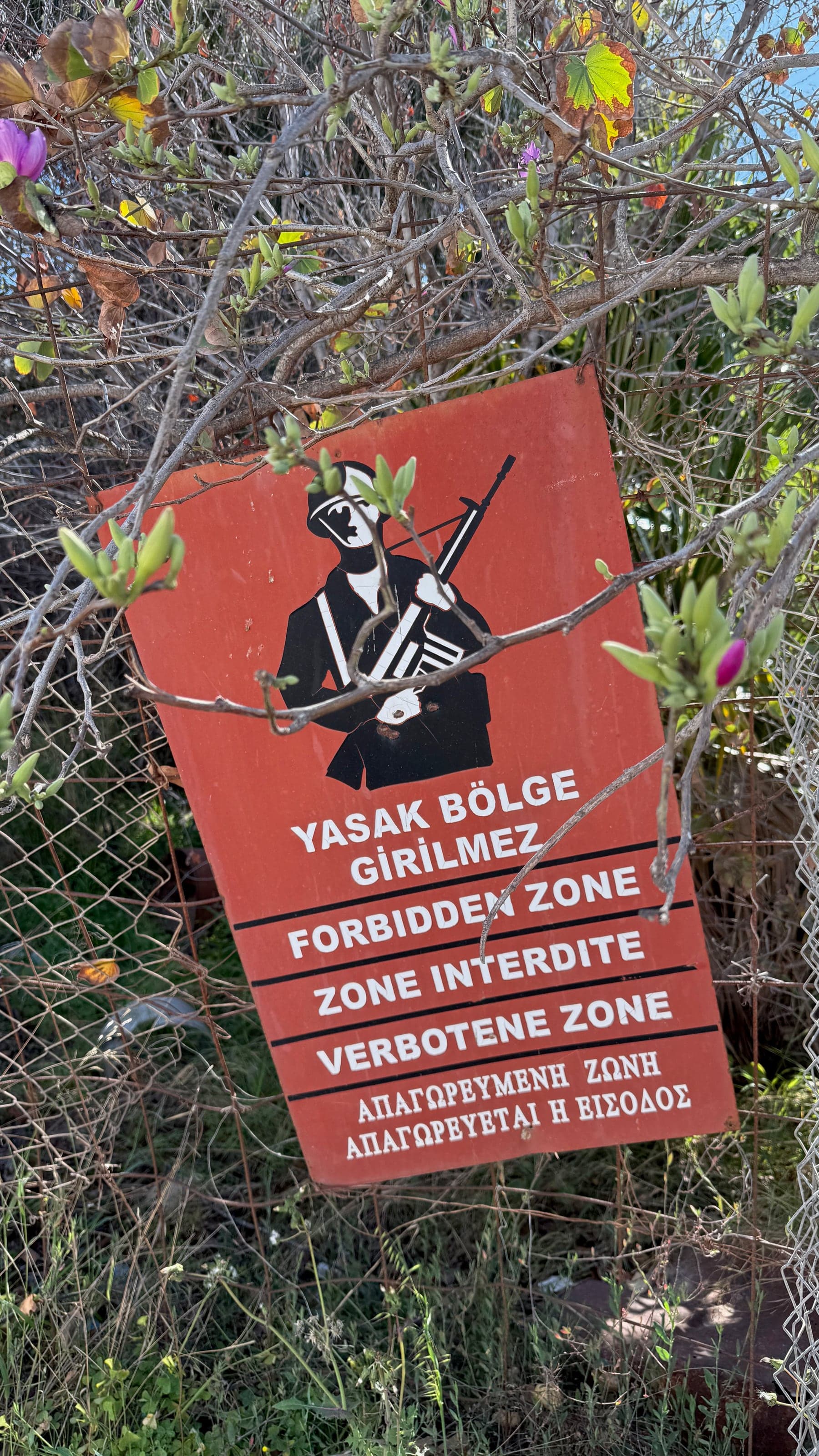 Табличка Forbidden zone в Вароше