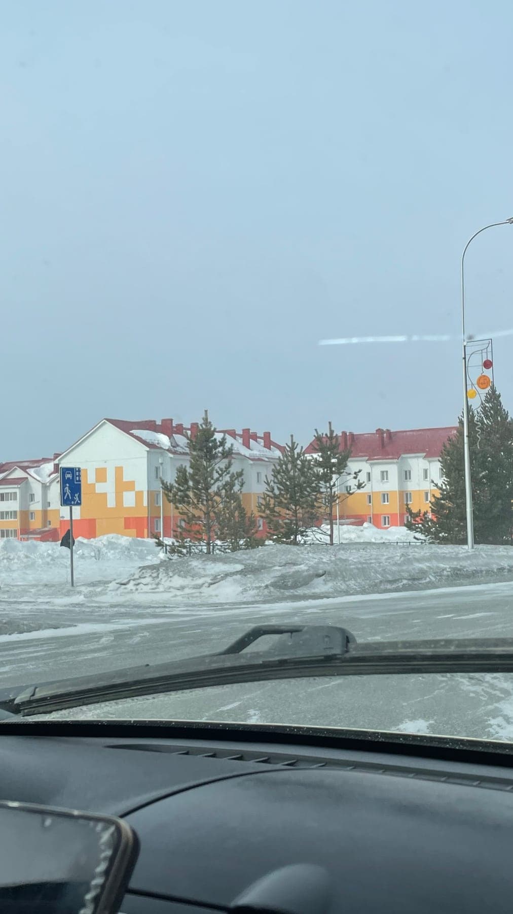 Цветные дома в снегу в Ноябрьске