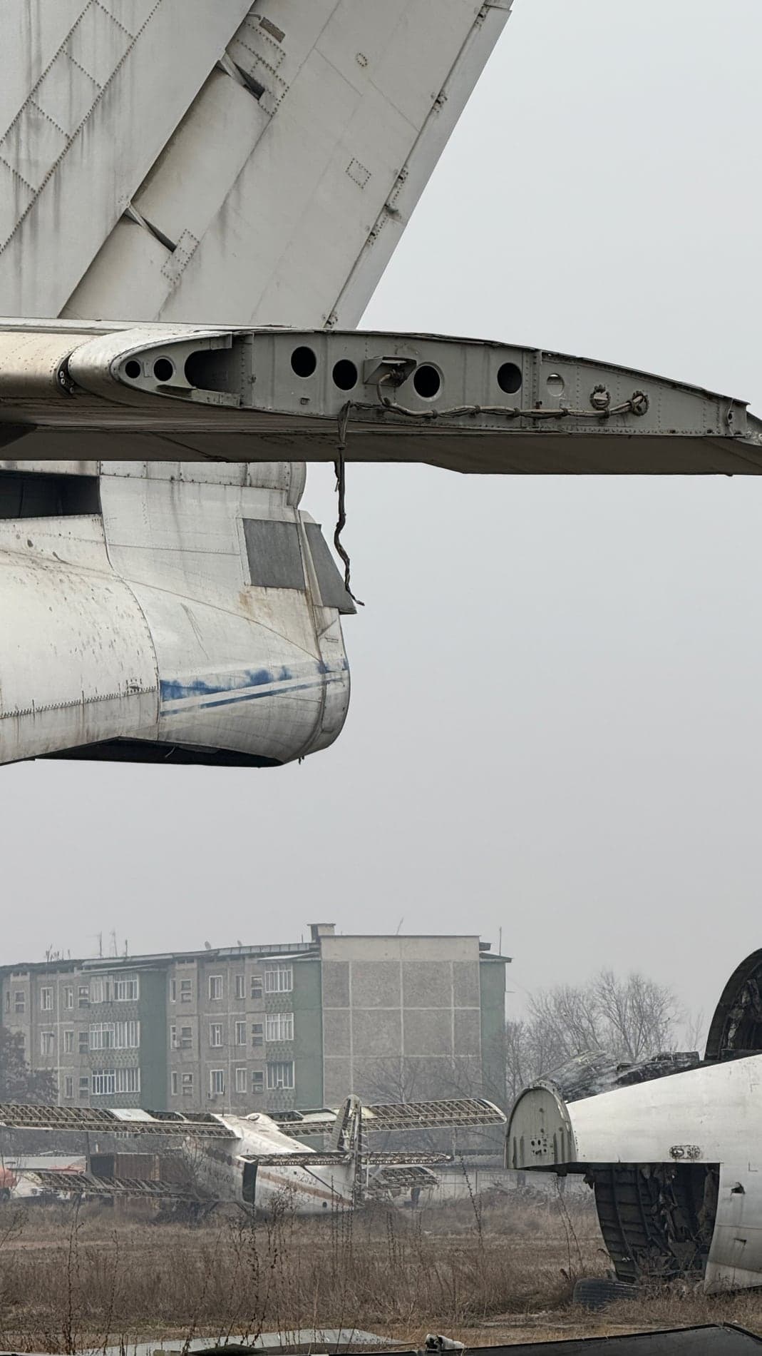Двигатель старого самолёта на кладбище
