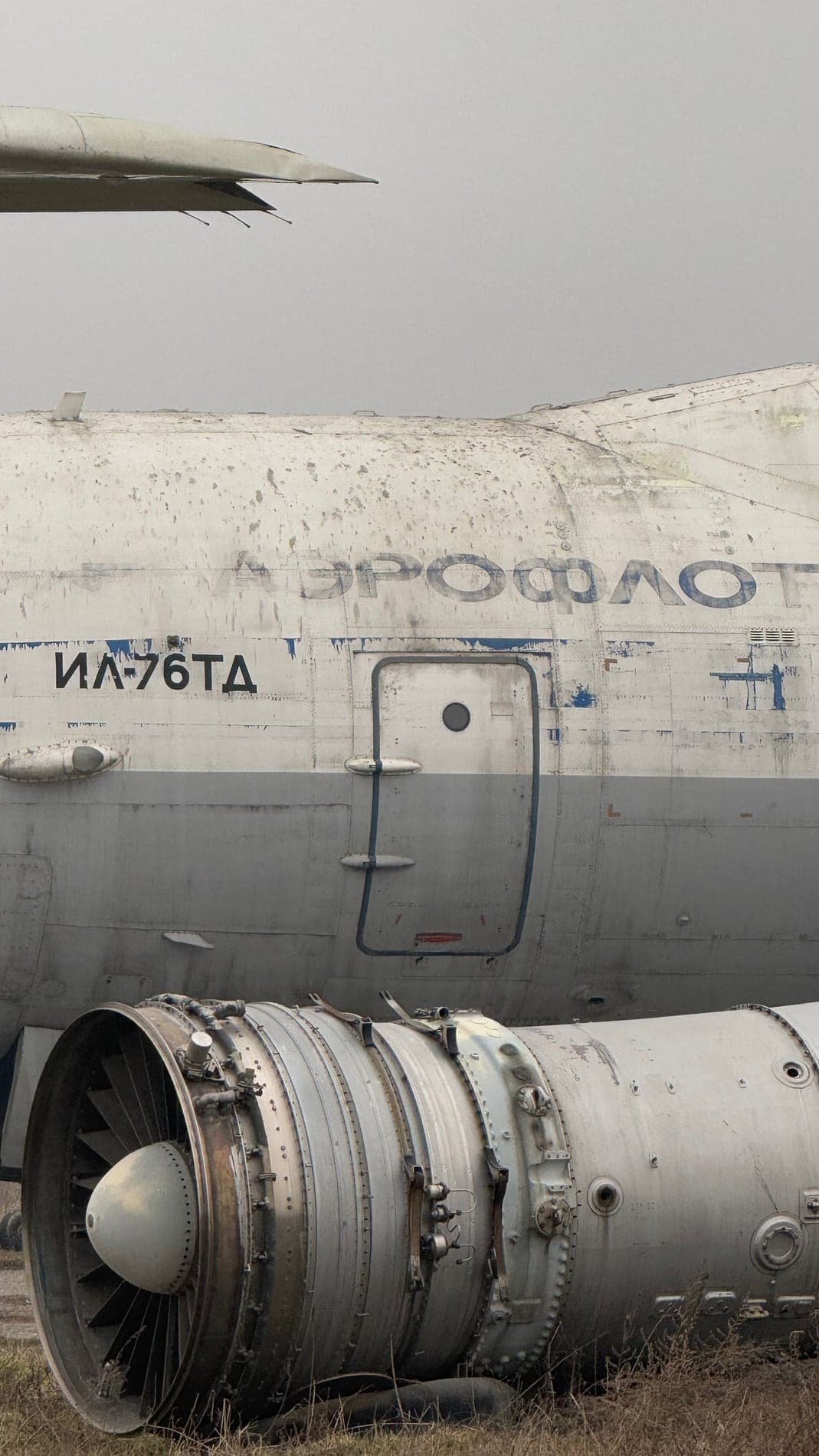 Дверь самолёта Ил-76 на авиационном кладбище