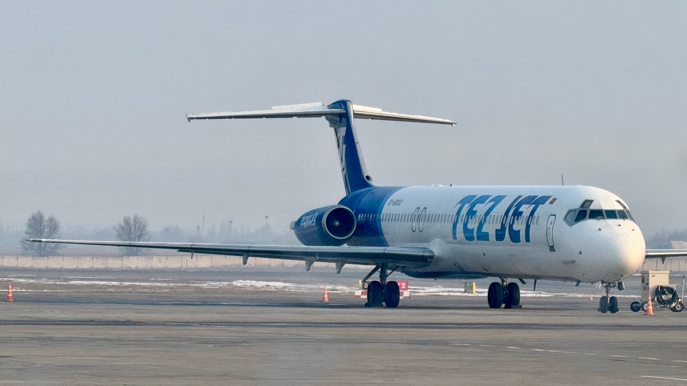 Синий McDonnell Douglas MD-83 TezJet в аэропорту Оша