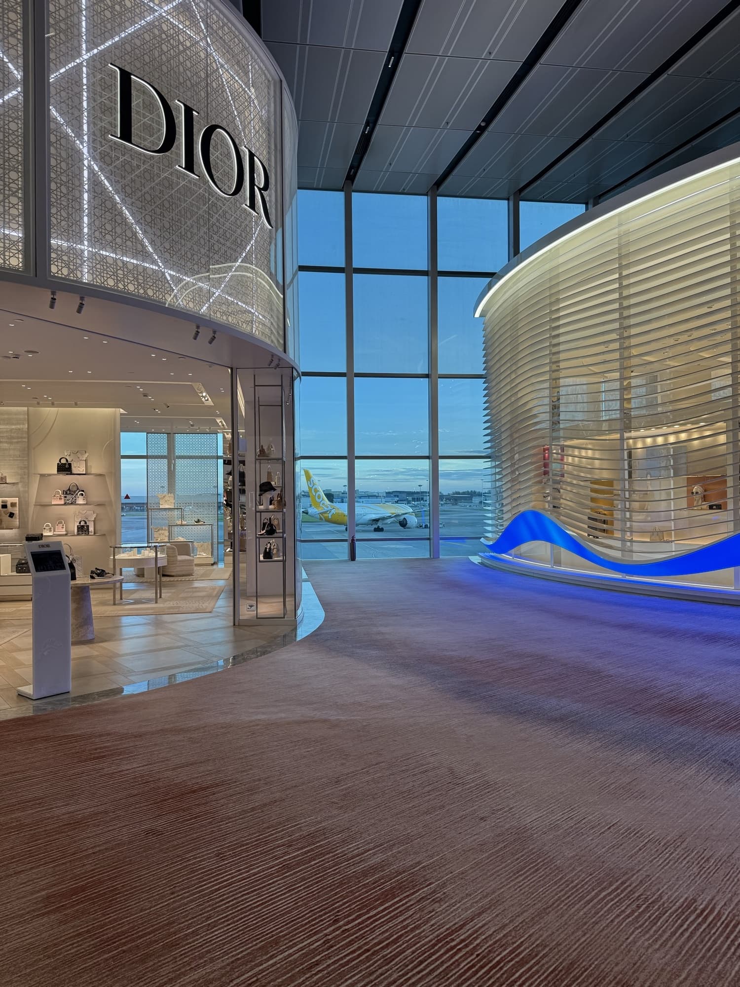 Витрина Dior в аэропорту Чанги
