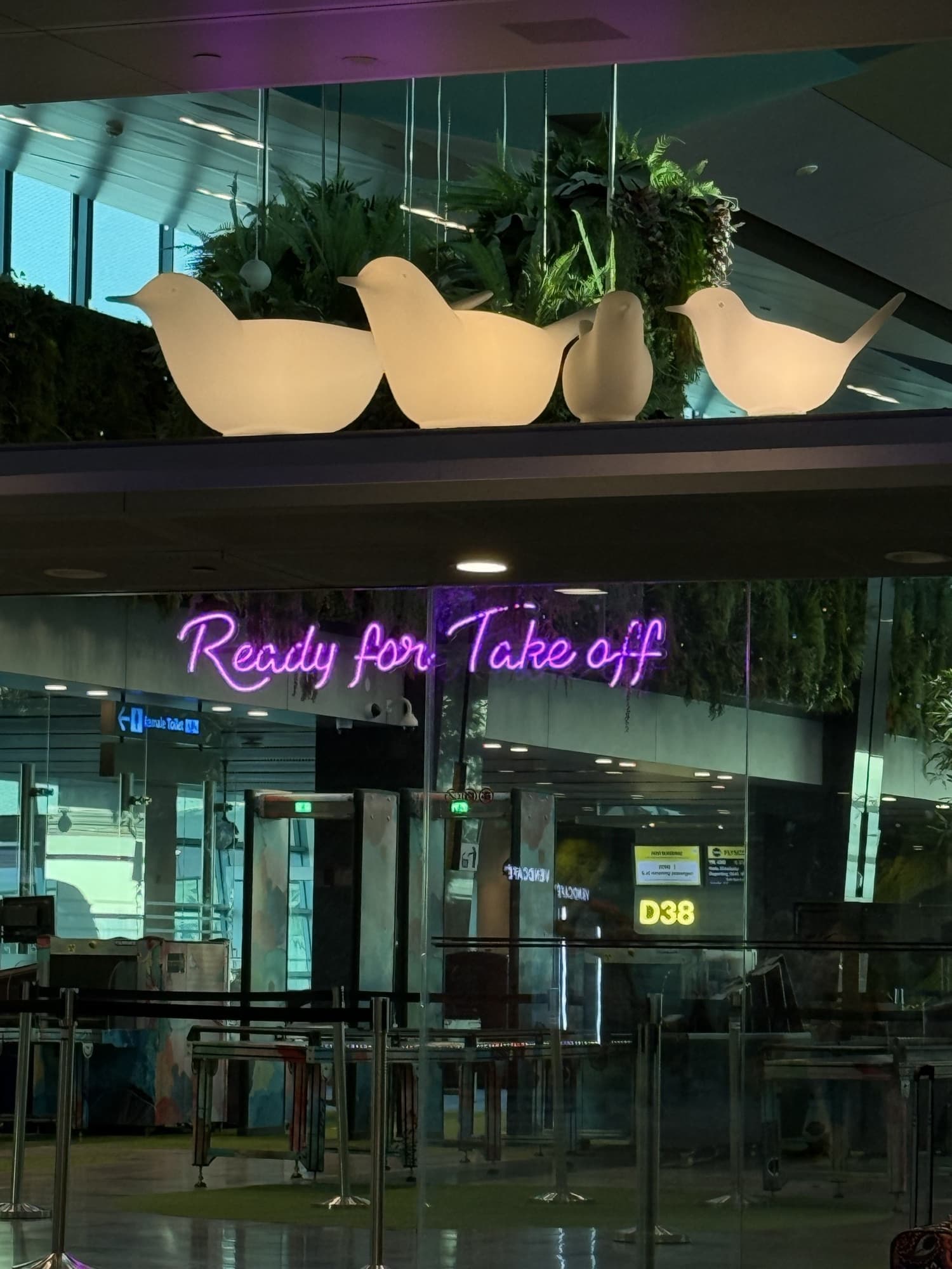 Неоновая надпись Ready for Takeoff в аэропорту Чанги