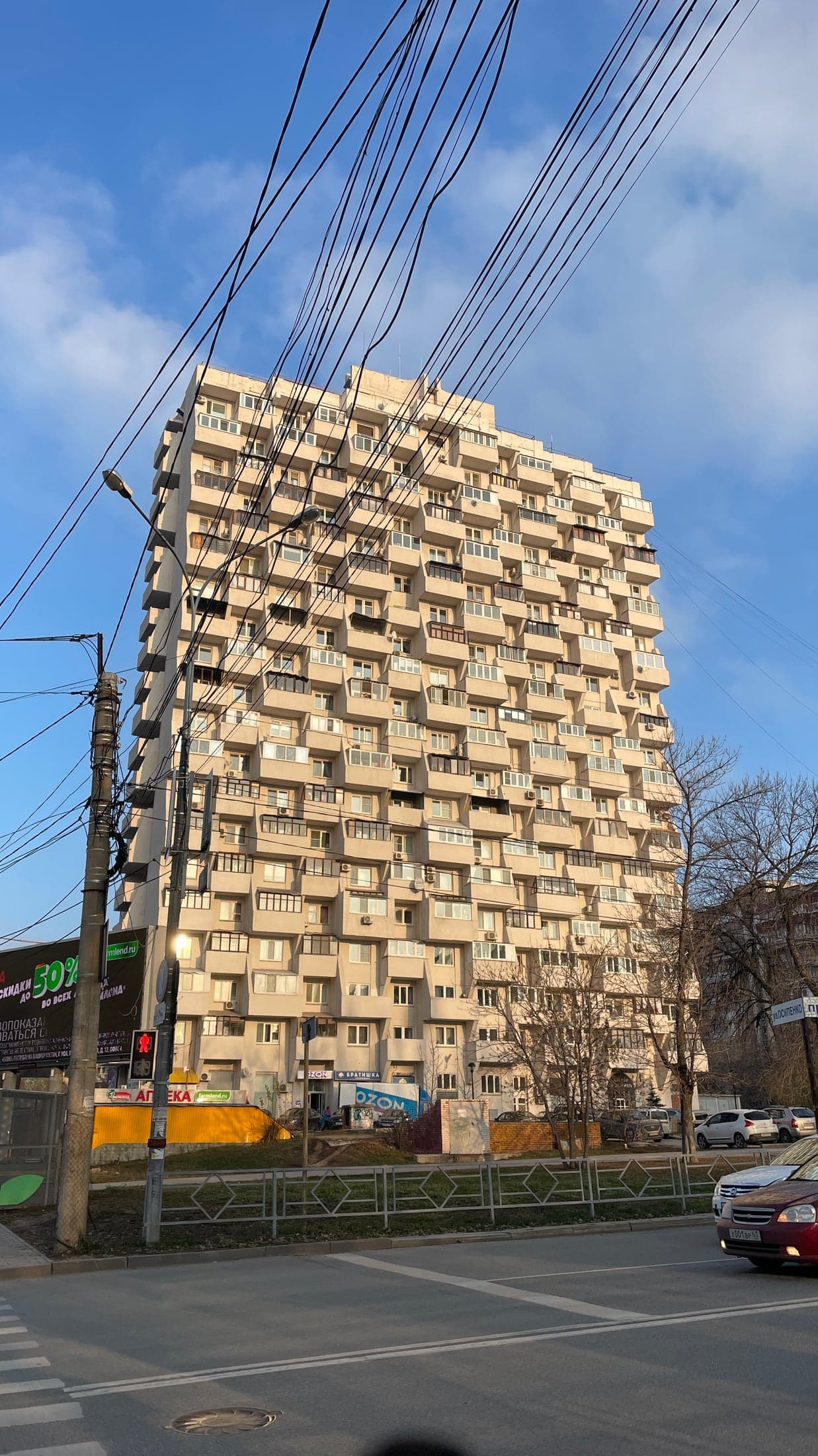 Высотный дом с плотными балконами в Самаре