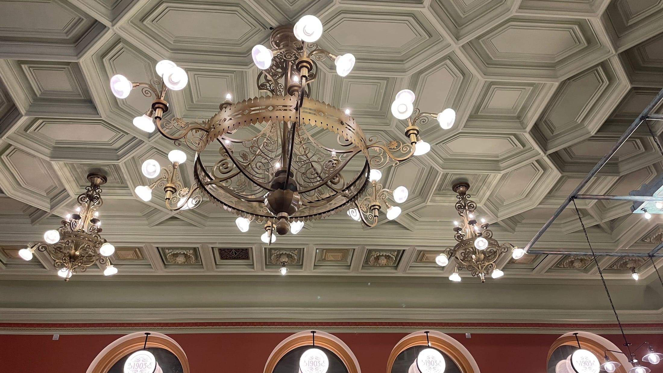 Люстра и потолок в самарском интерьере