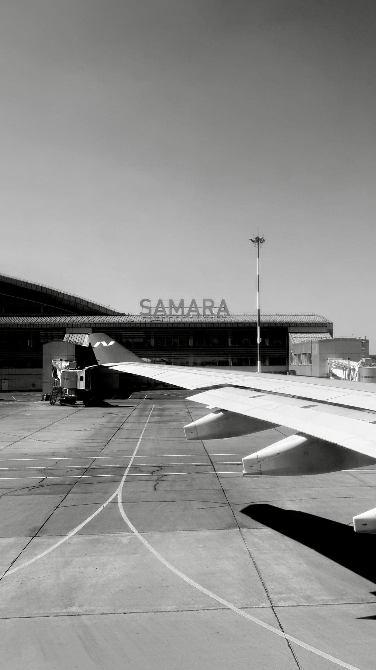 Крыло самолёта и надпись Samara на терминале