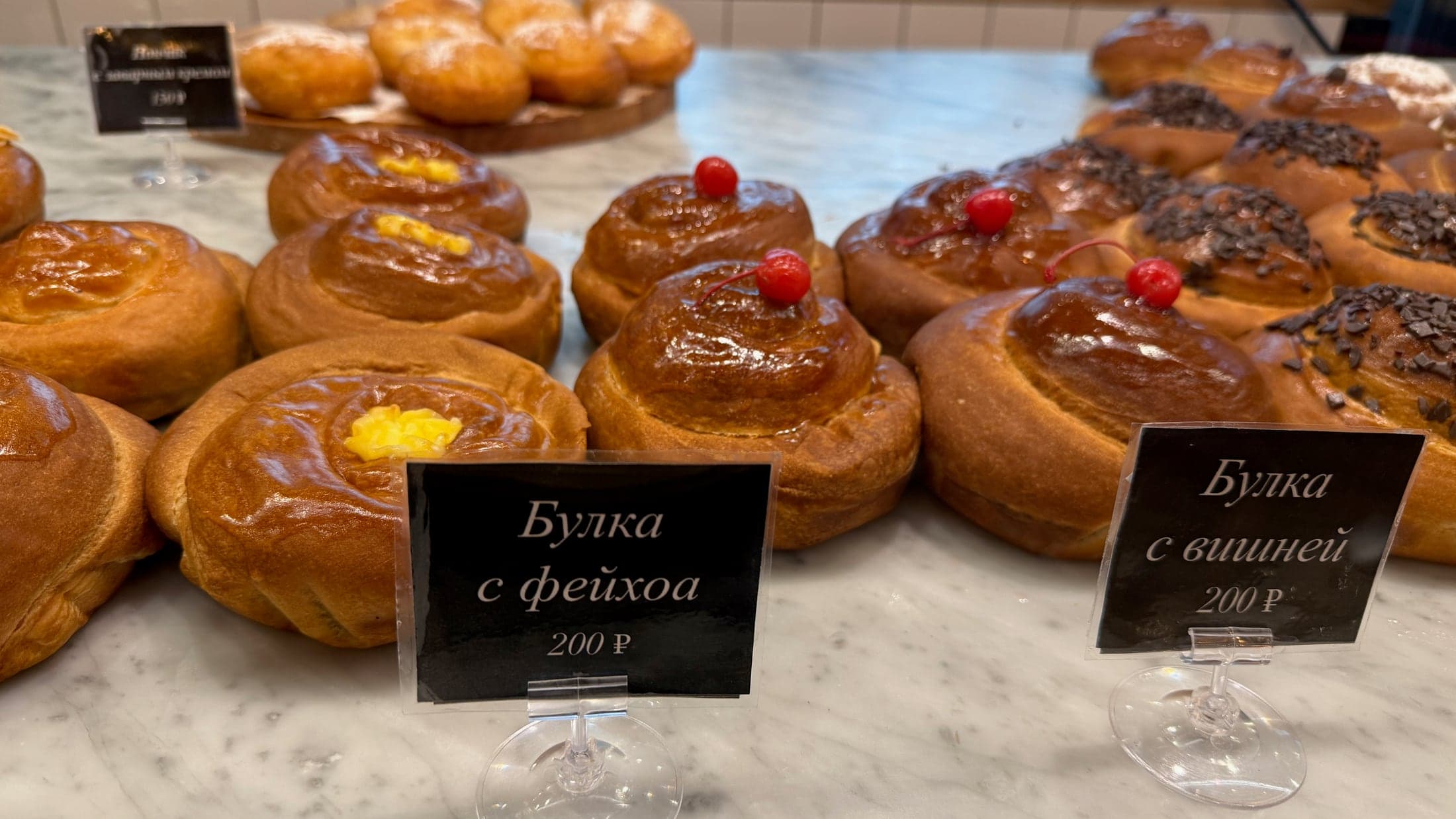 Булки и пироги в витрине