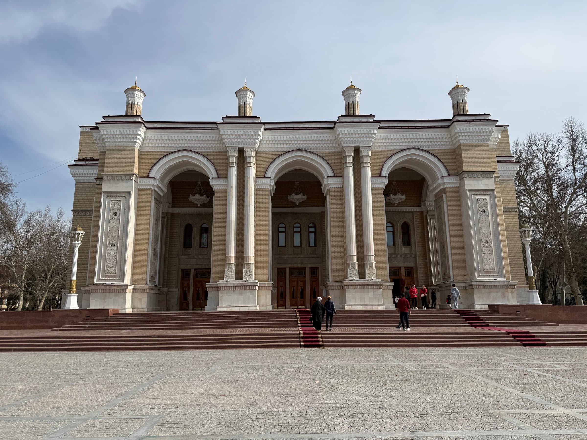 Вход в театр в Ташкенте