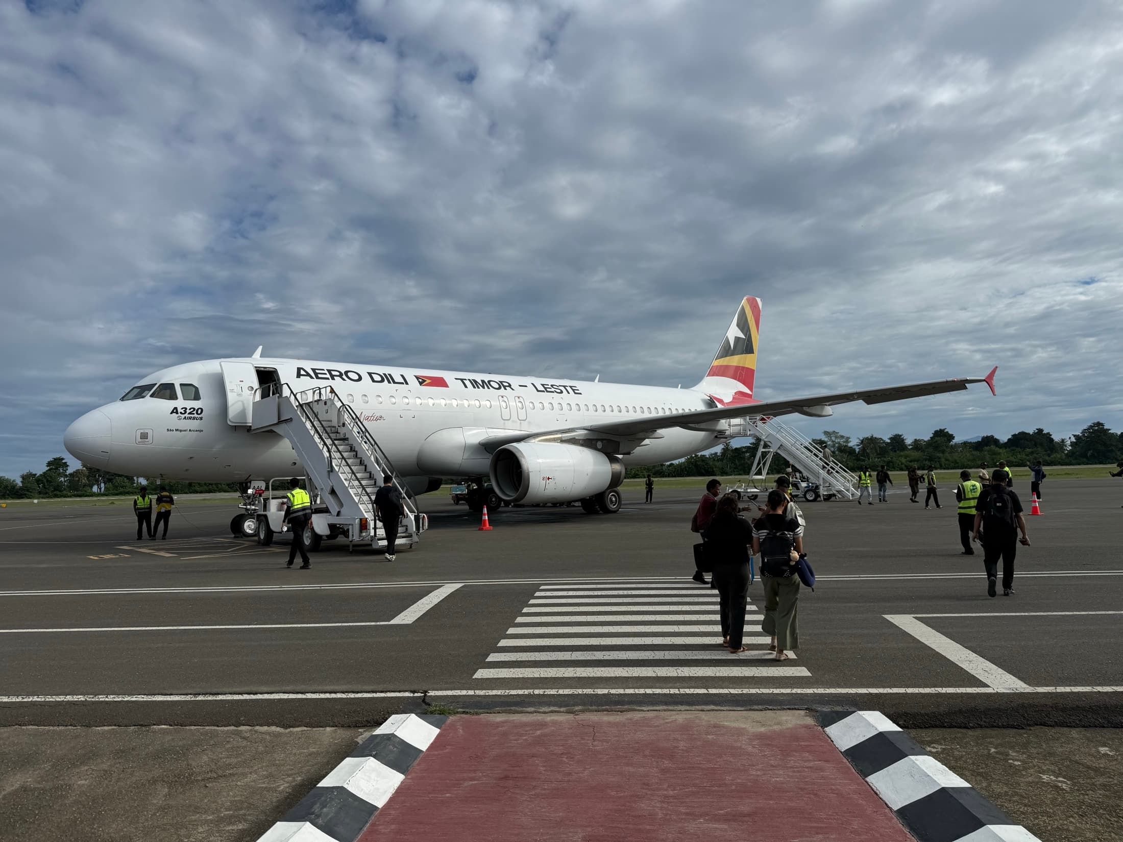 Самолёт Aero Dili на перроне аэропорта