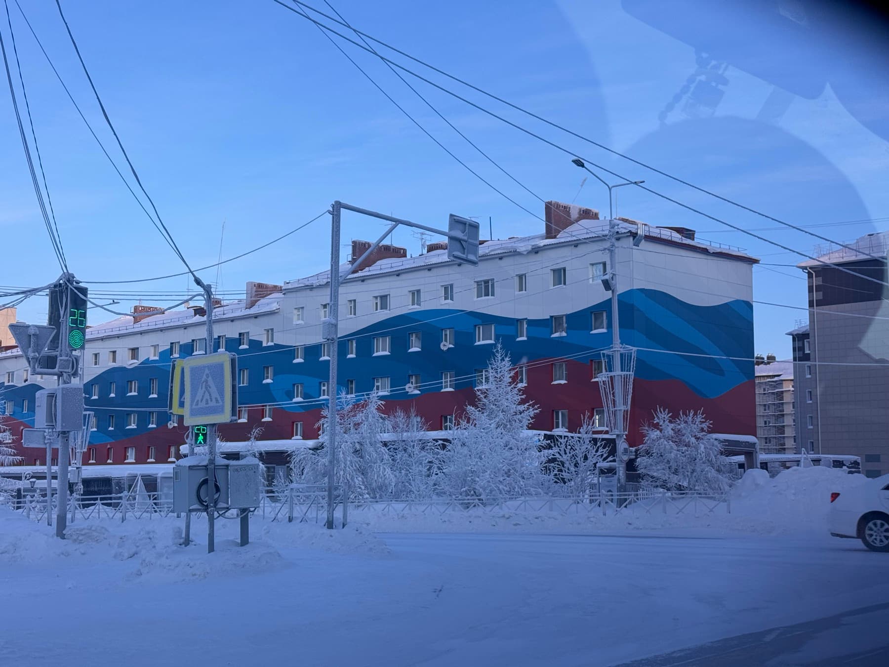 Синее здание в Салехарде через стекло машины