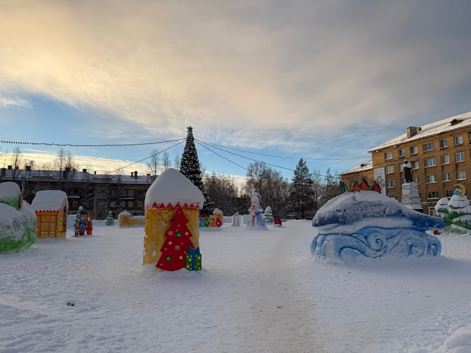 Снежная площадка в детском парке Ухты