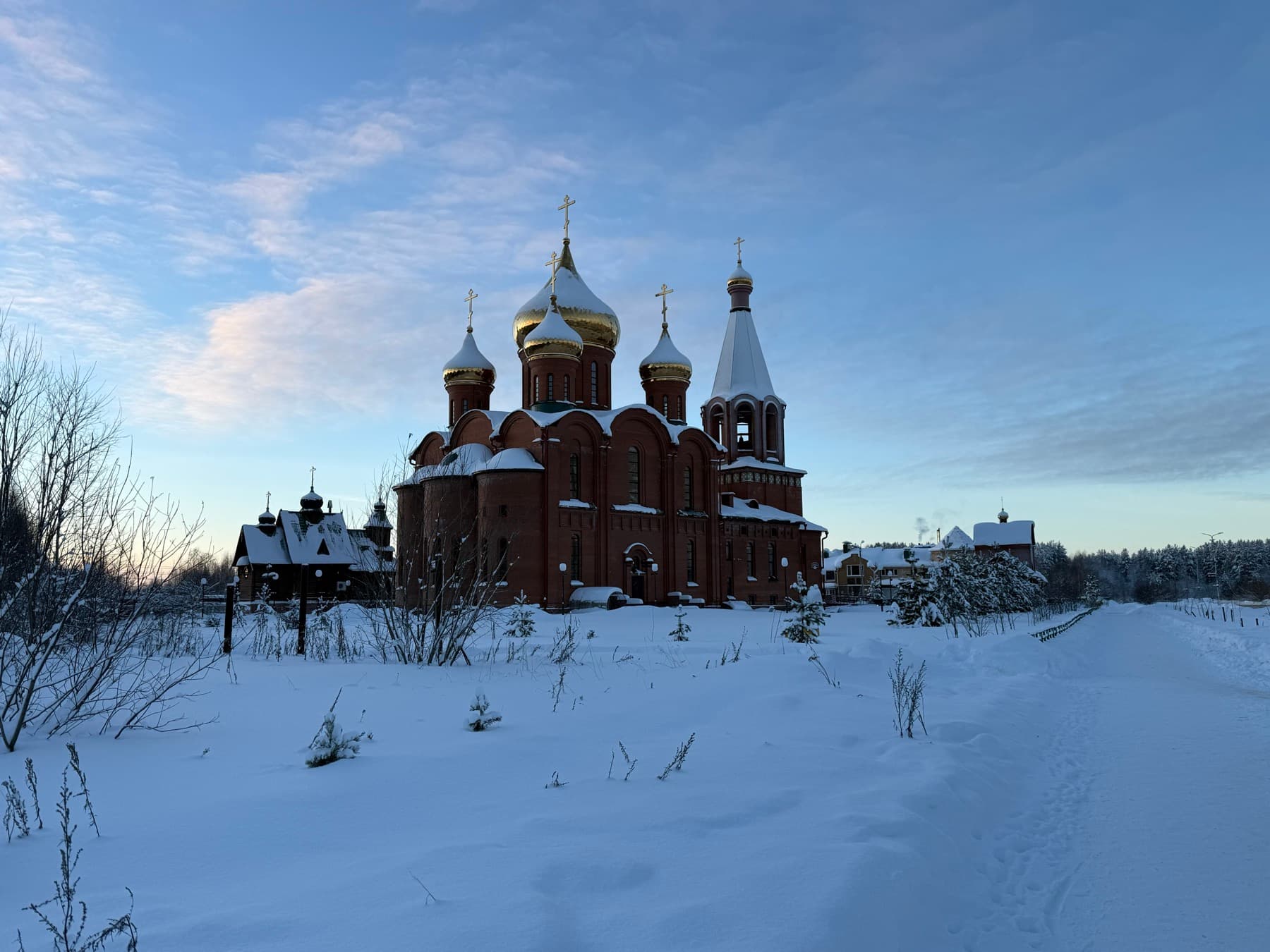 Церковь в Ухте на снегу