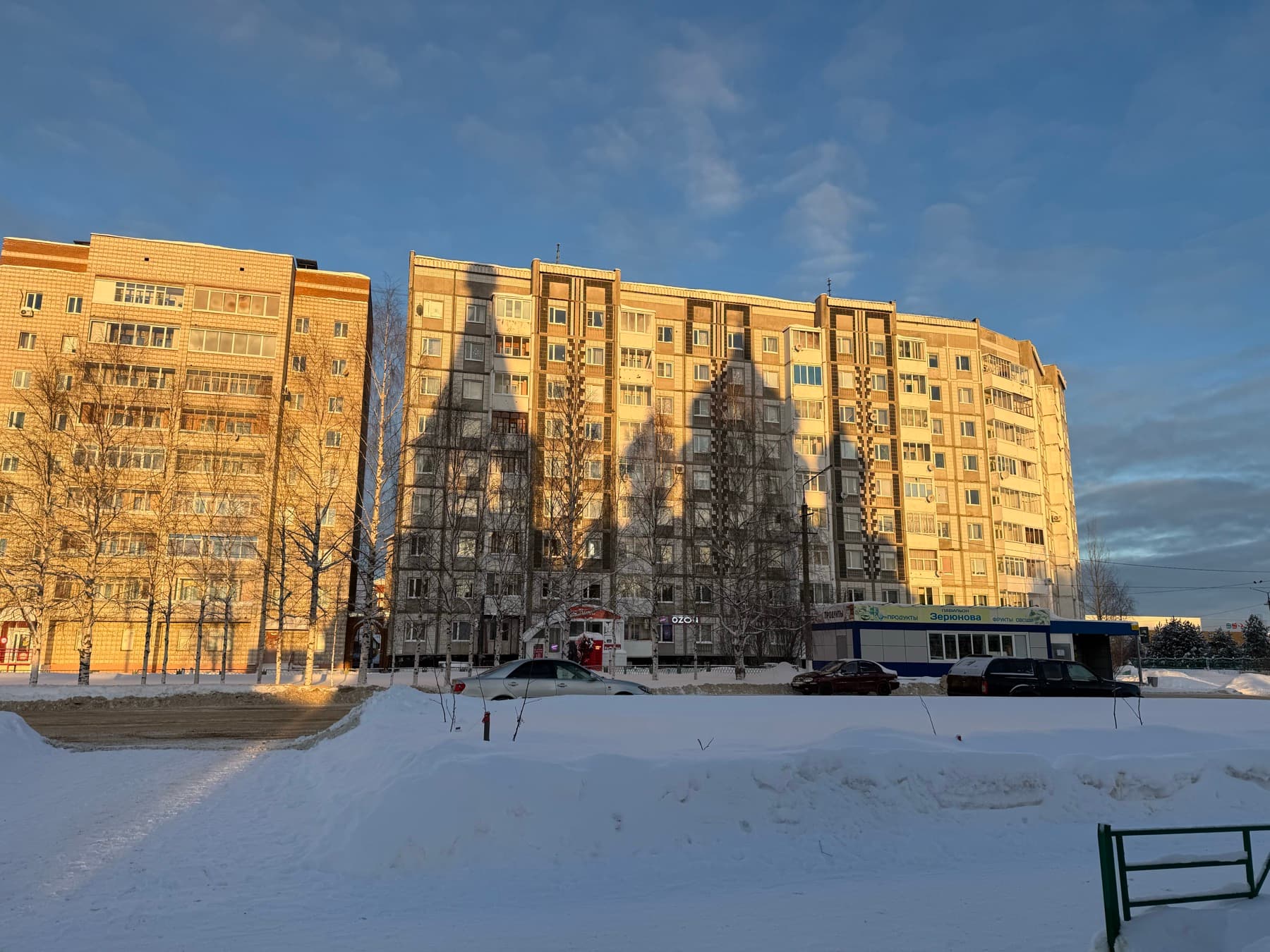 Жилой дом в золотом зимнем свете в Ухте